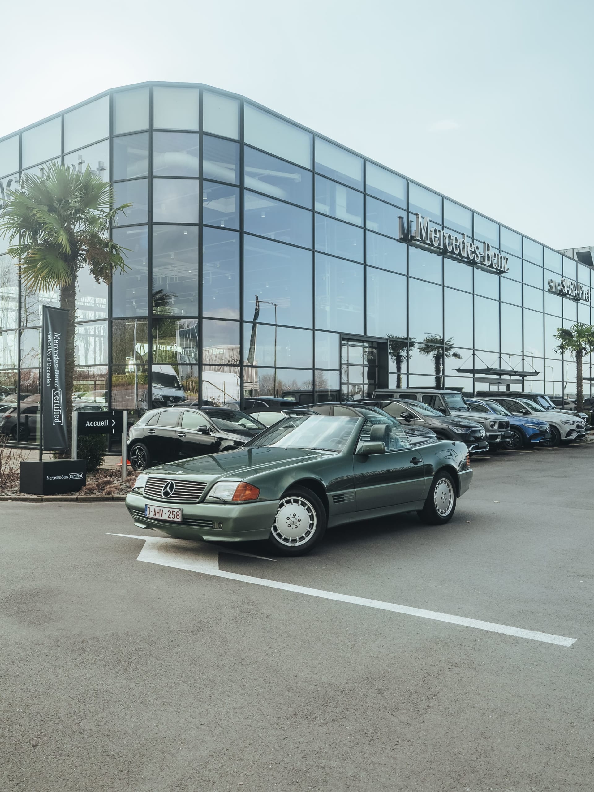Façade d’une concession SAGA Mercedes-Benz Belgique avec véhicule classique exposé