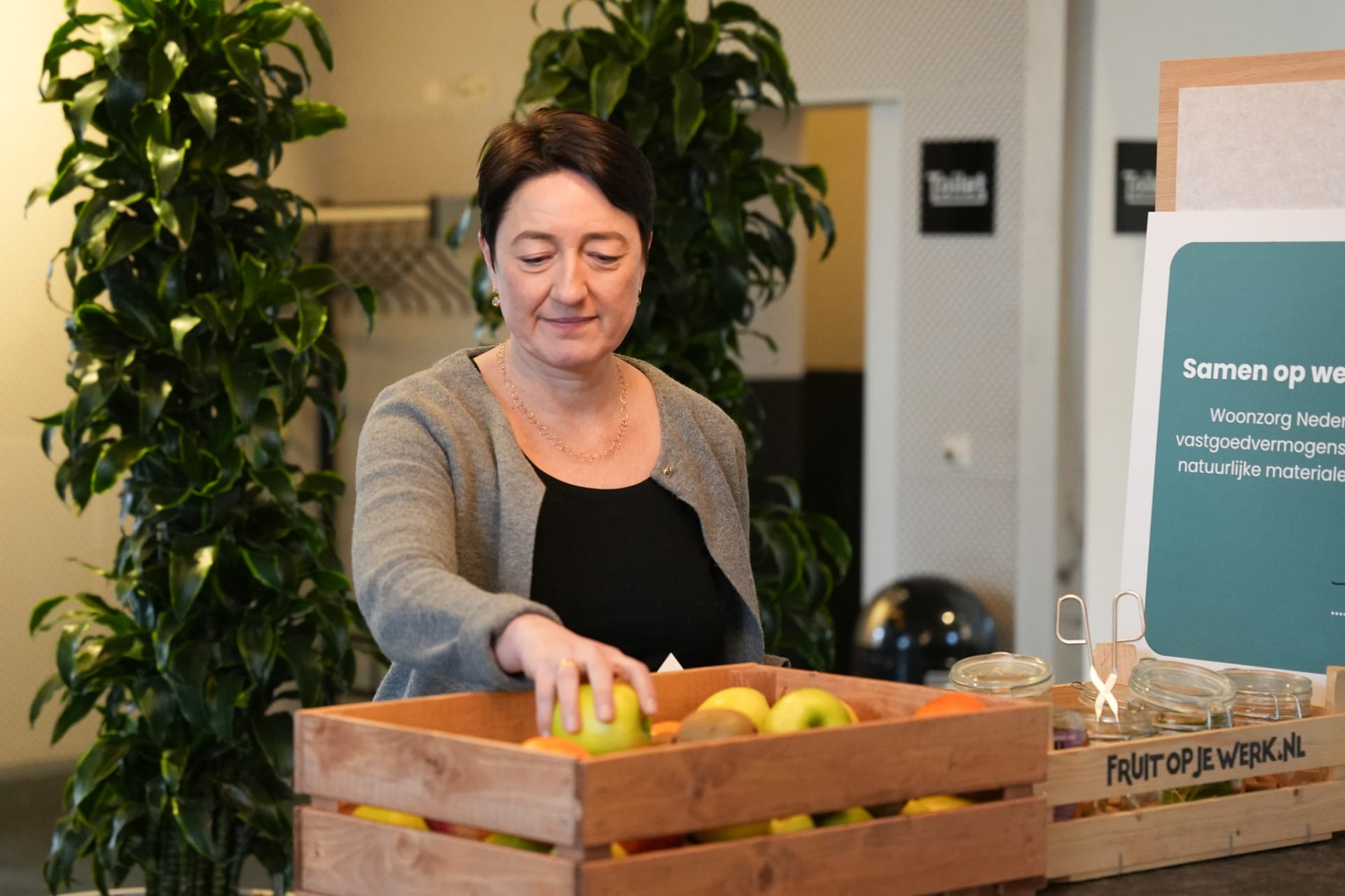 Medewerker bij mand met fruit