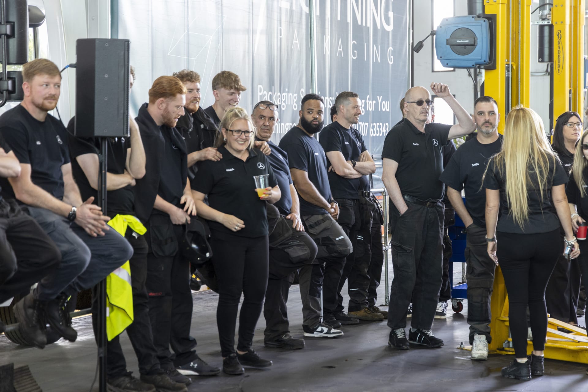 Équipe SAGA Truck & Van dans un atelier Mercedes-Benz au Royaume-Uni
