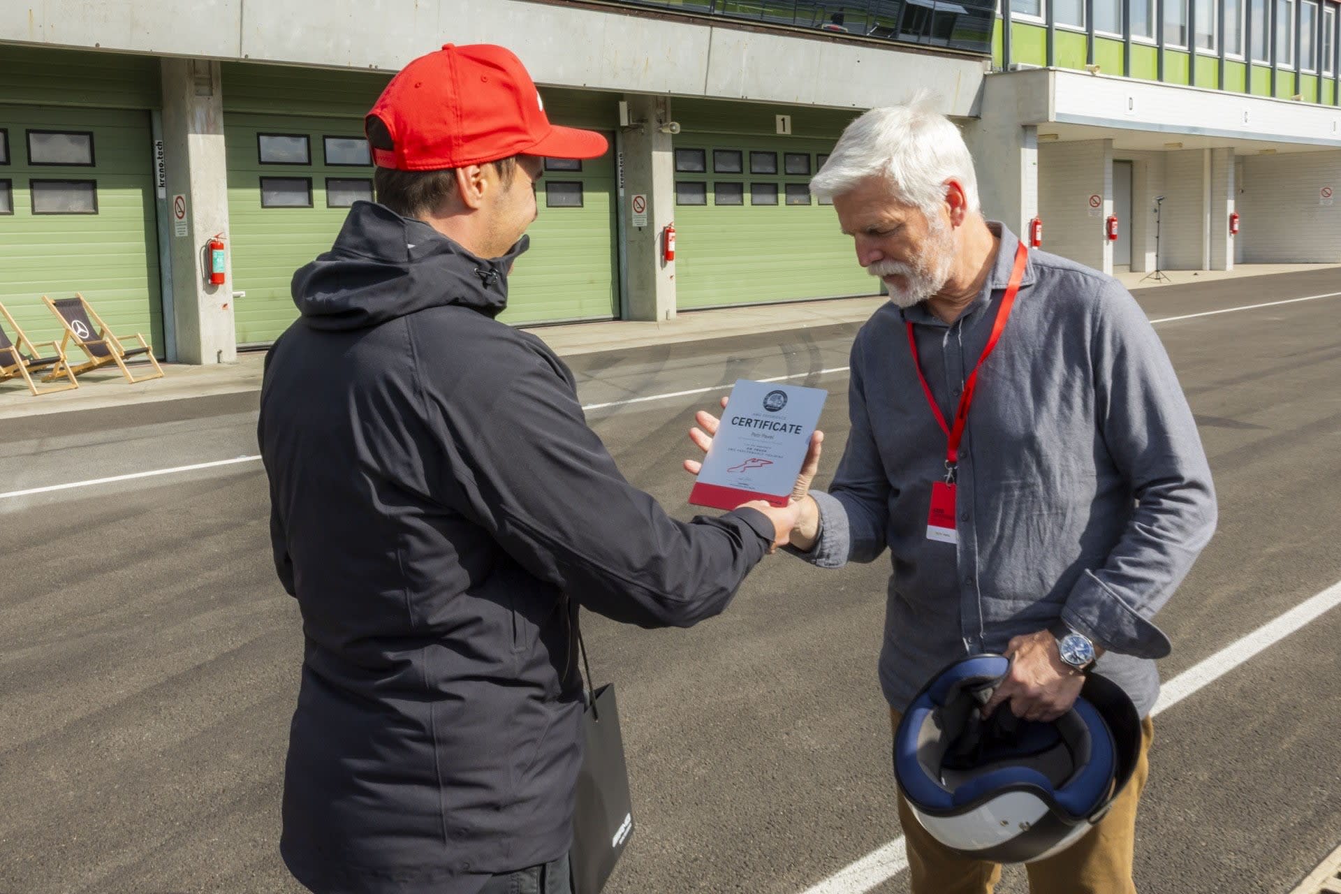 Remise d’un certificat Mercedes-Benz lors d’un événement SAGA PRAHA