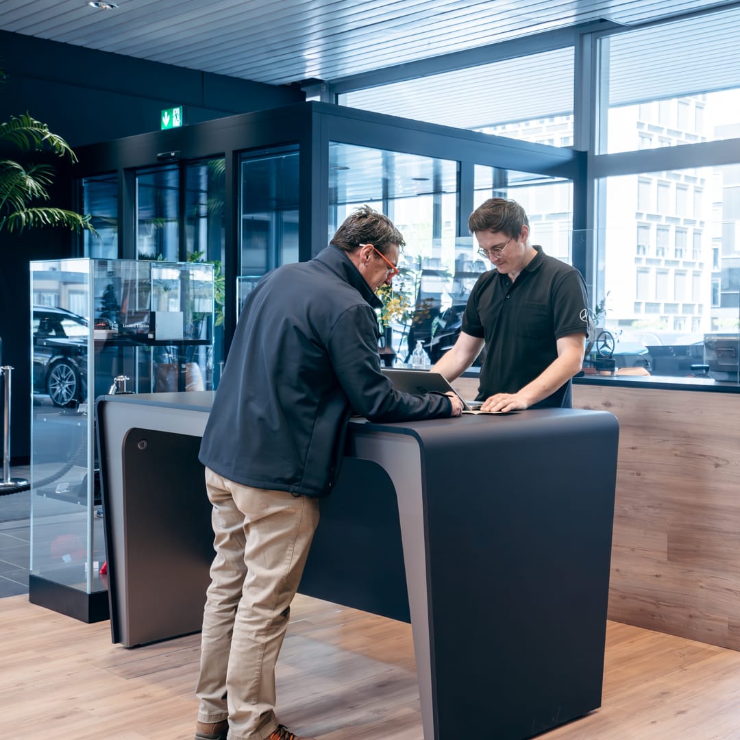 Conseiller SAGA CHUR accompagnant un client en concession Mercedes-Benz