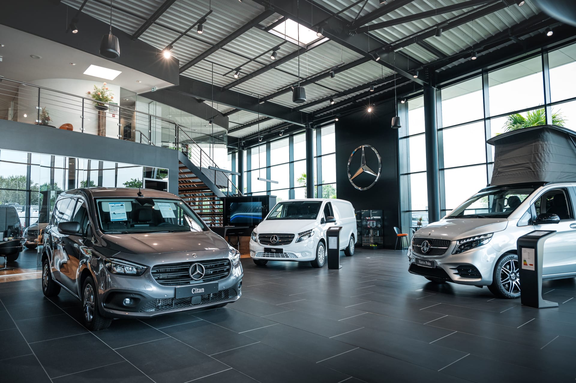Showroom SAGA Mercedes-Benz France avec véhicules utilitaires exposés