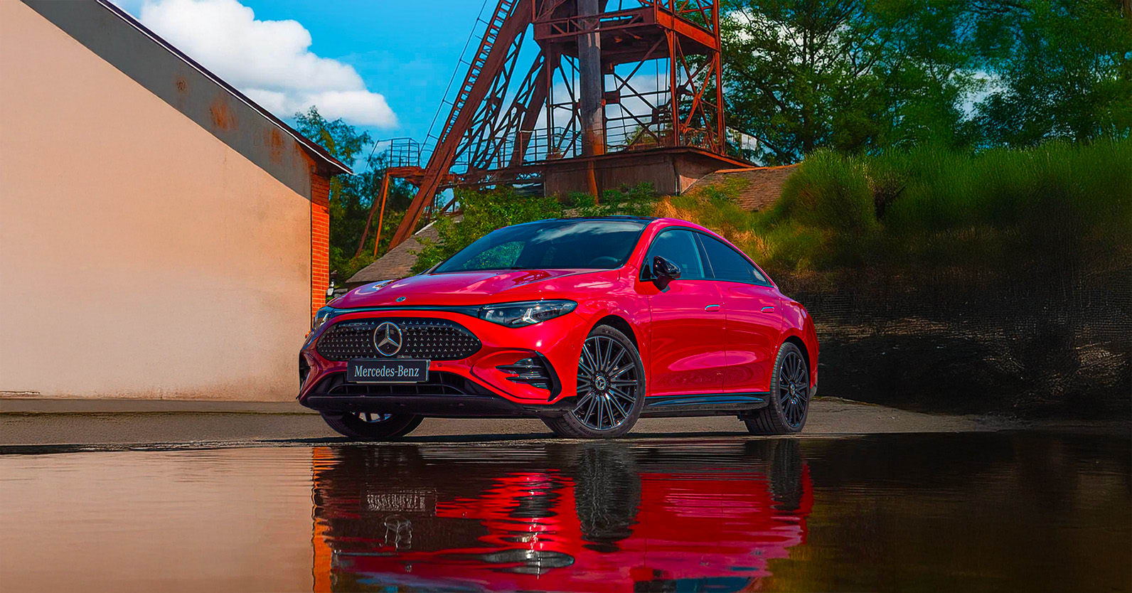 Mercedes-Benz rouge présentée par SAGA Mercedes-Benz France