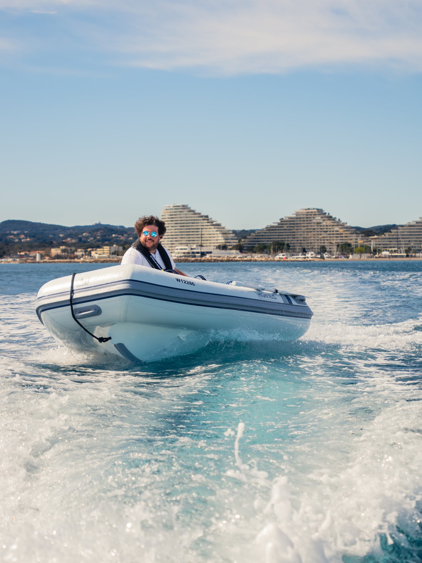 Semi-rigide Highfield distribué par RCMarine en essai en mer