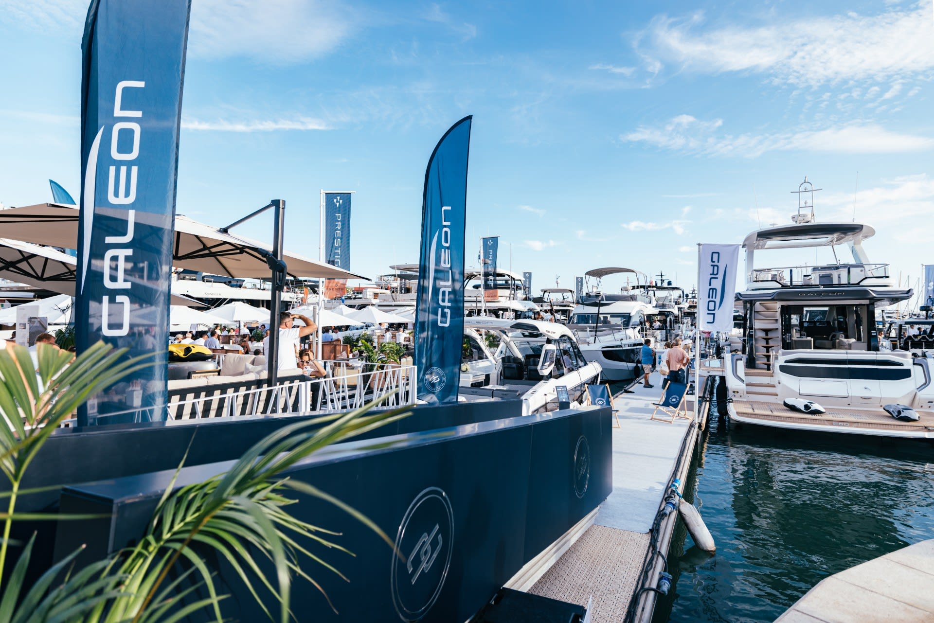 Yachts Galeon exposés lors d’un événement RCMarine