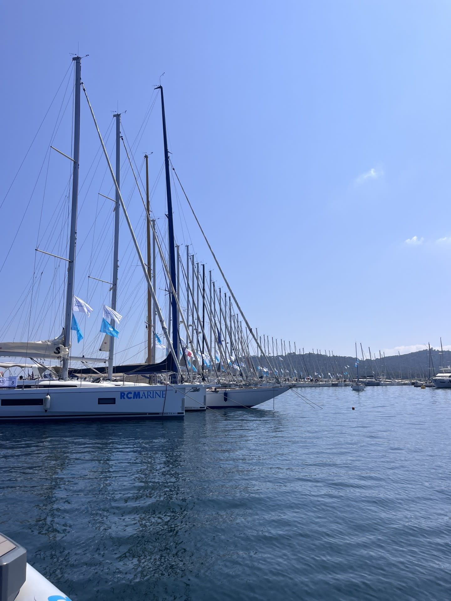 Voiliers Beneteau distribués par RCMarine amarrés au port