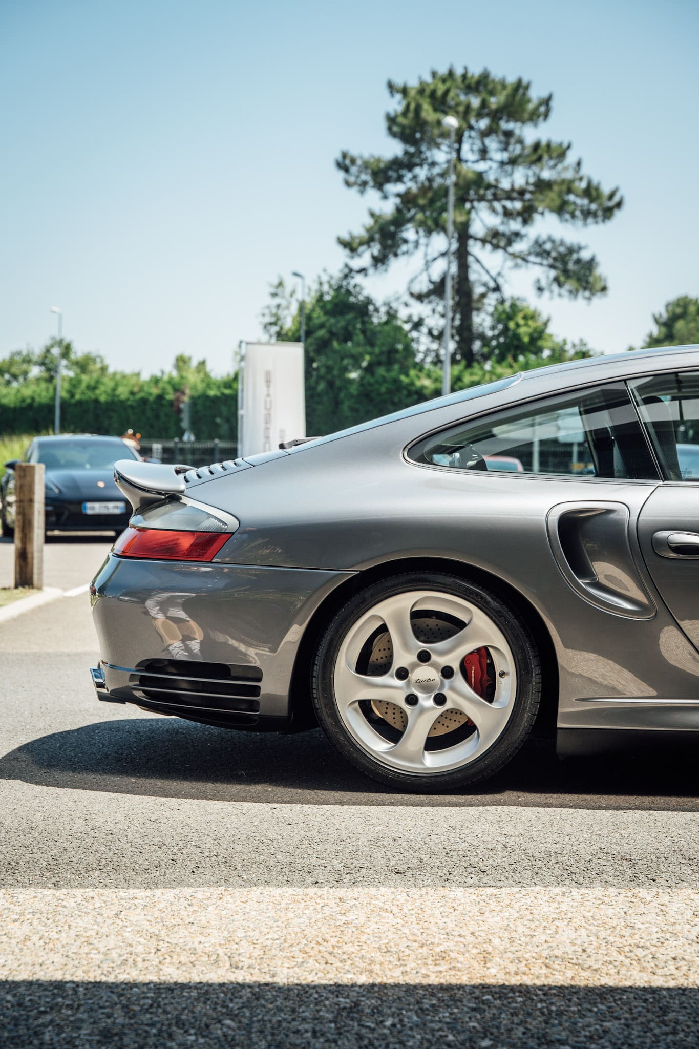Vue de profil d’une Porsche sportive devant un Centre Porsche RCM