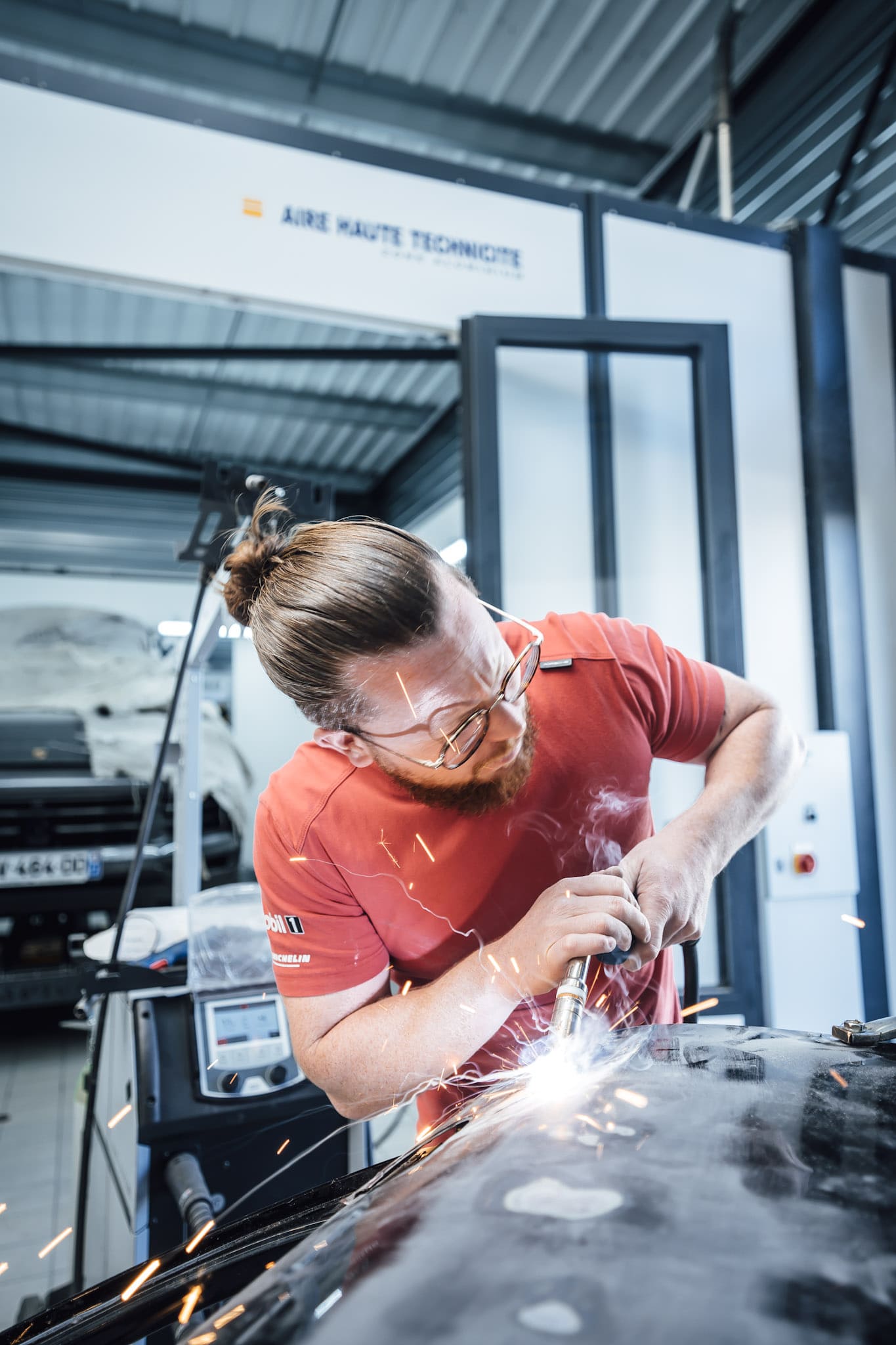 Technicien carrosserie des Centres Porsche RCM en intervention sur une Porsche