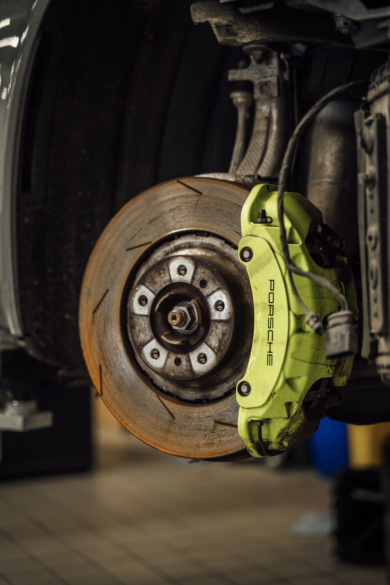 Détail d’un frein Porsche en atelier des Centres Porsche RCM