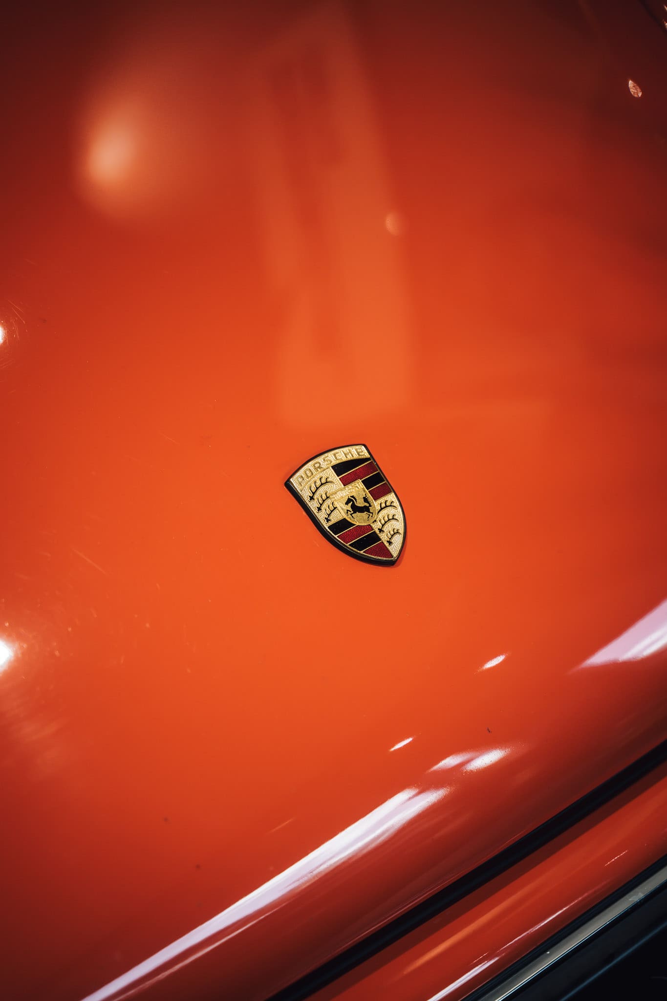 Blason Porsche sur le capot d’un véhicule des Centres Porsche RCM