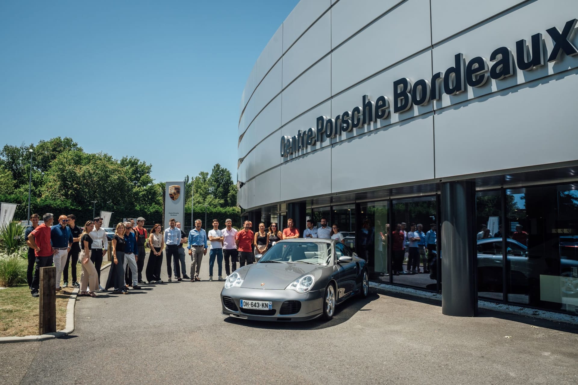 Équipe du Centre Porsche Bordeaux devant une Porsche classique