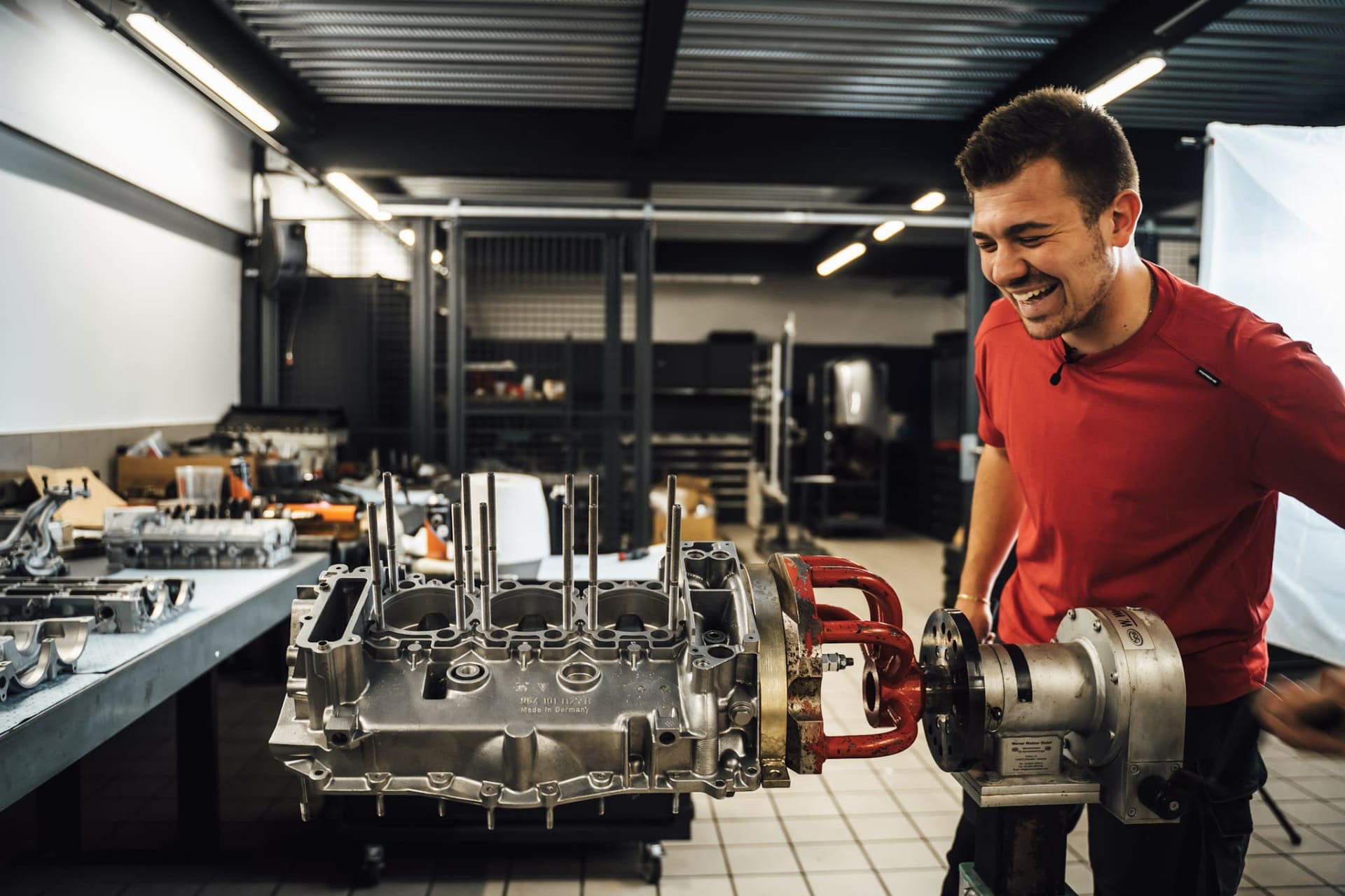 Technicien Porsche travaillant sur un moteur en atelier des Centres Porsche RCM