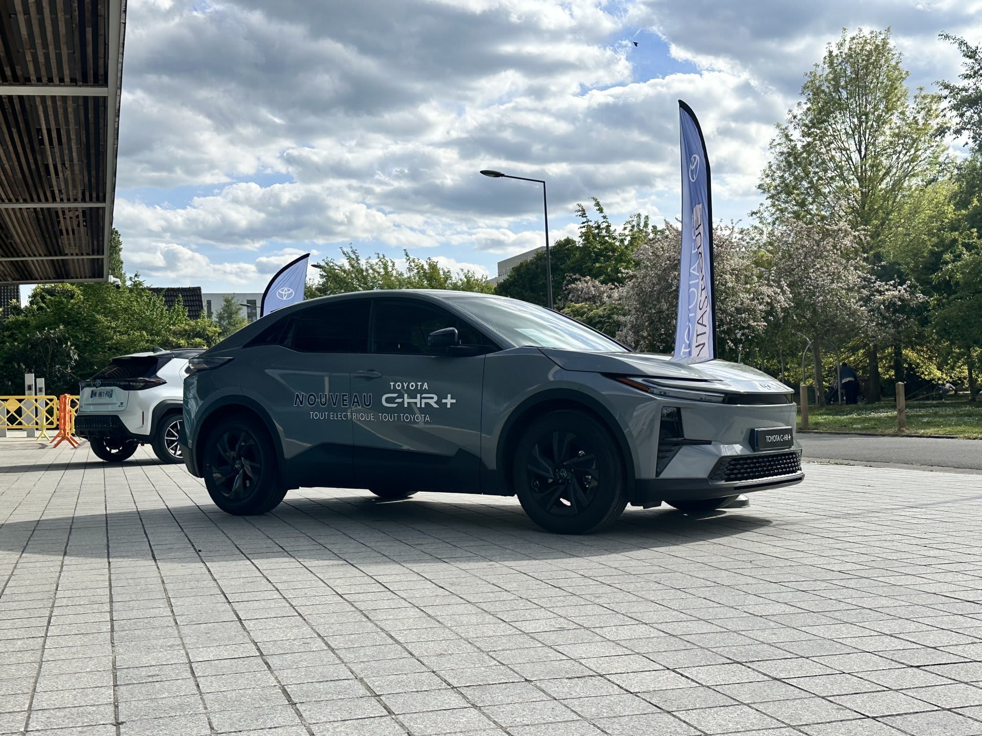 Vue de profil d’un Toyota C-HR+ présenté par Toys Motors