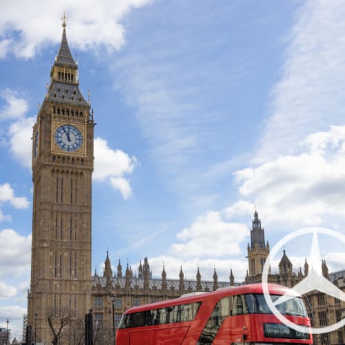 Visuel urbain britannique avec logo Mercedes-Benz, SAGA Royaume-Uni