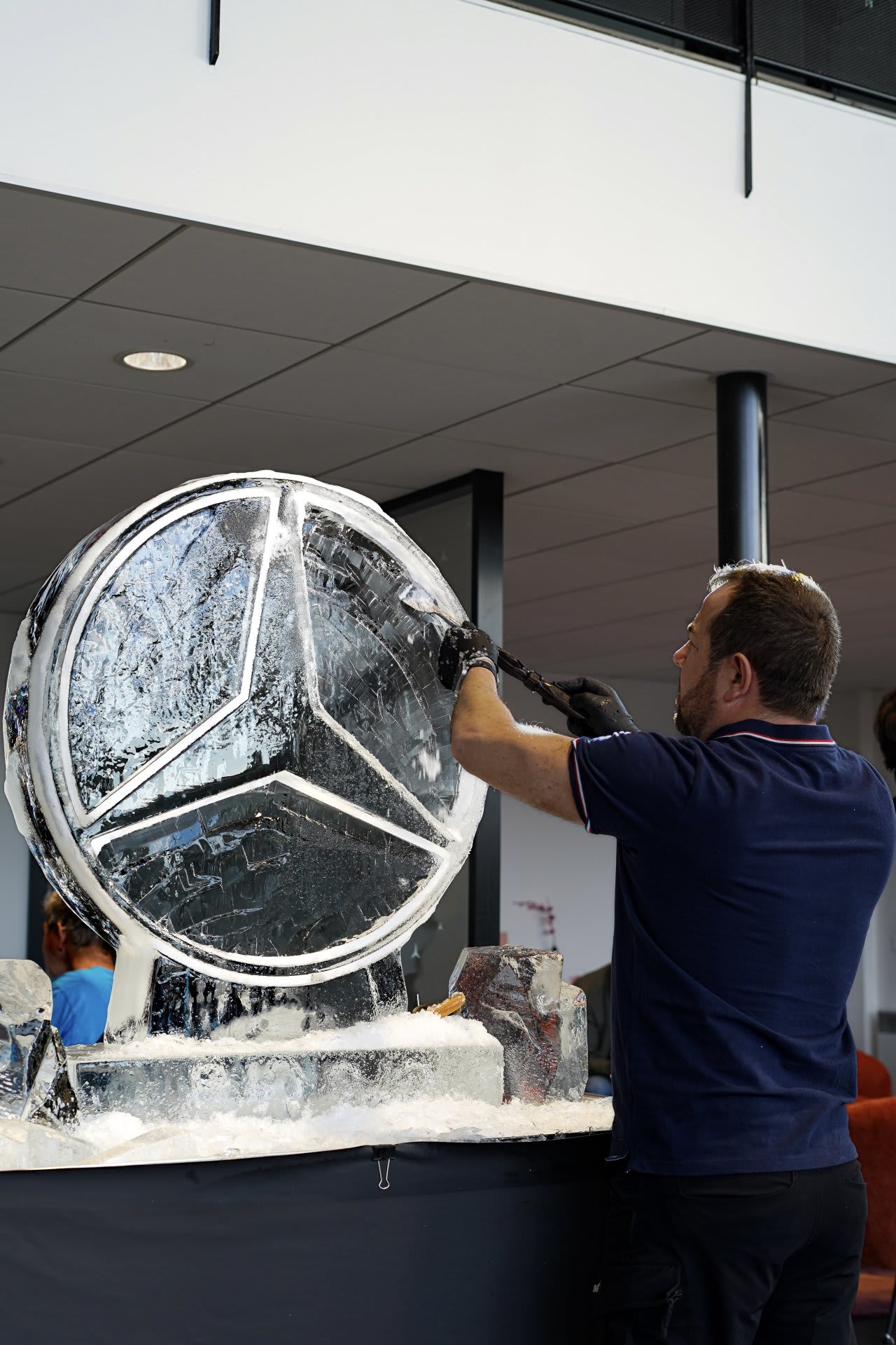 Sculpture de glace Mercedes-Benz lors d’un événement SAGA