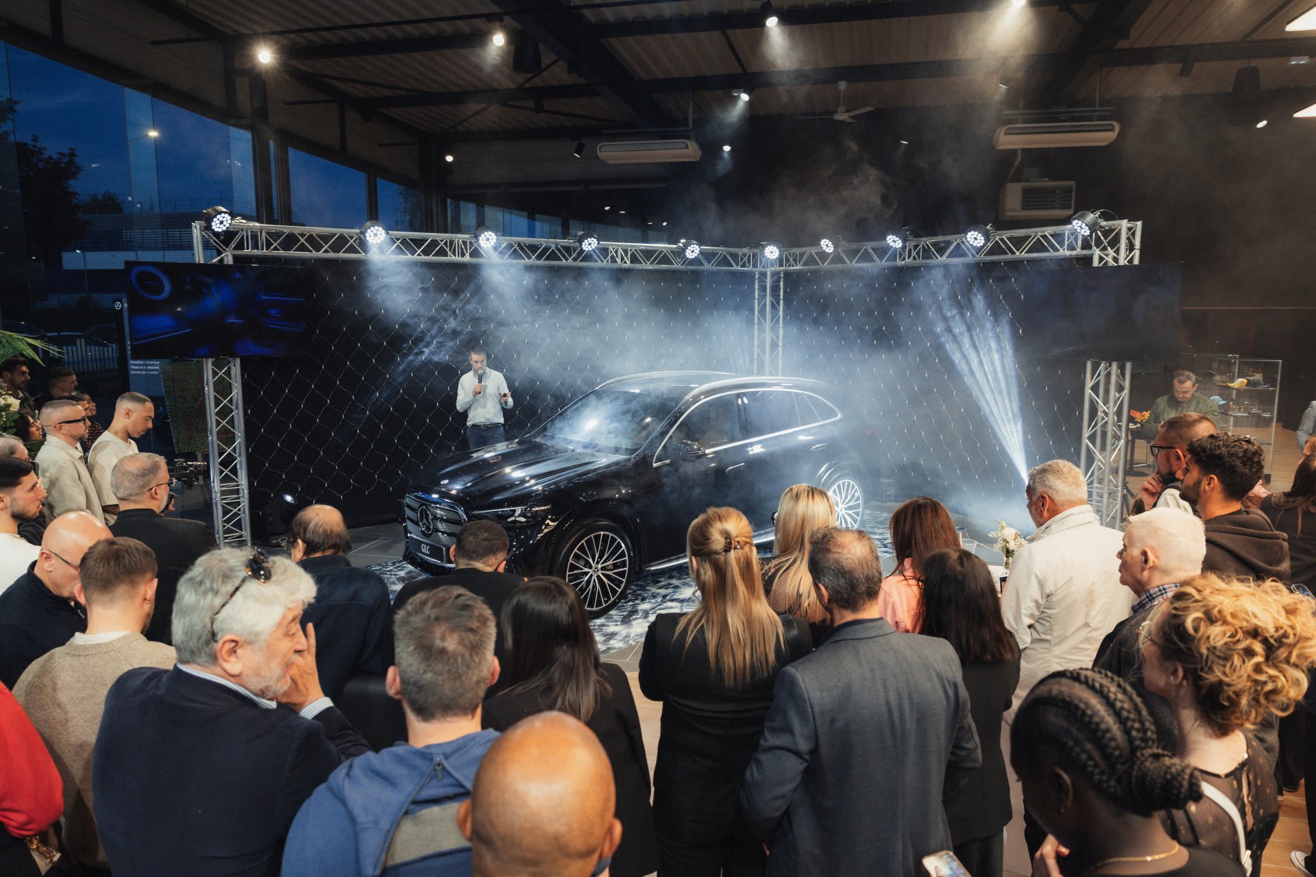 Présentation d’un véhicule Mercedes-Benz lors d’un événement SAGA