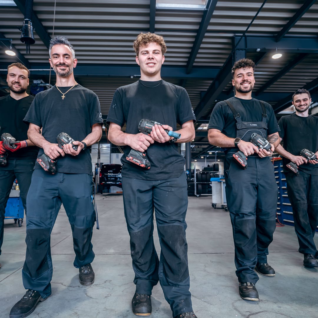 Équipe de techniciens SAGA CHUR en atelier Mercedes-Benz