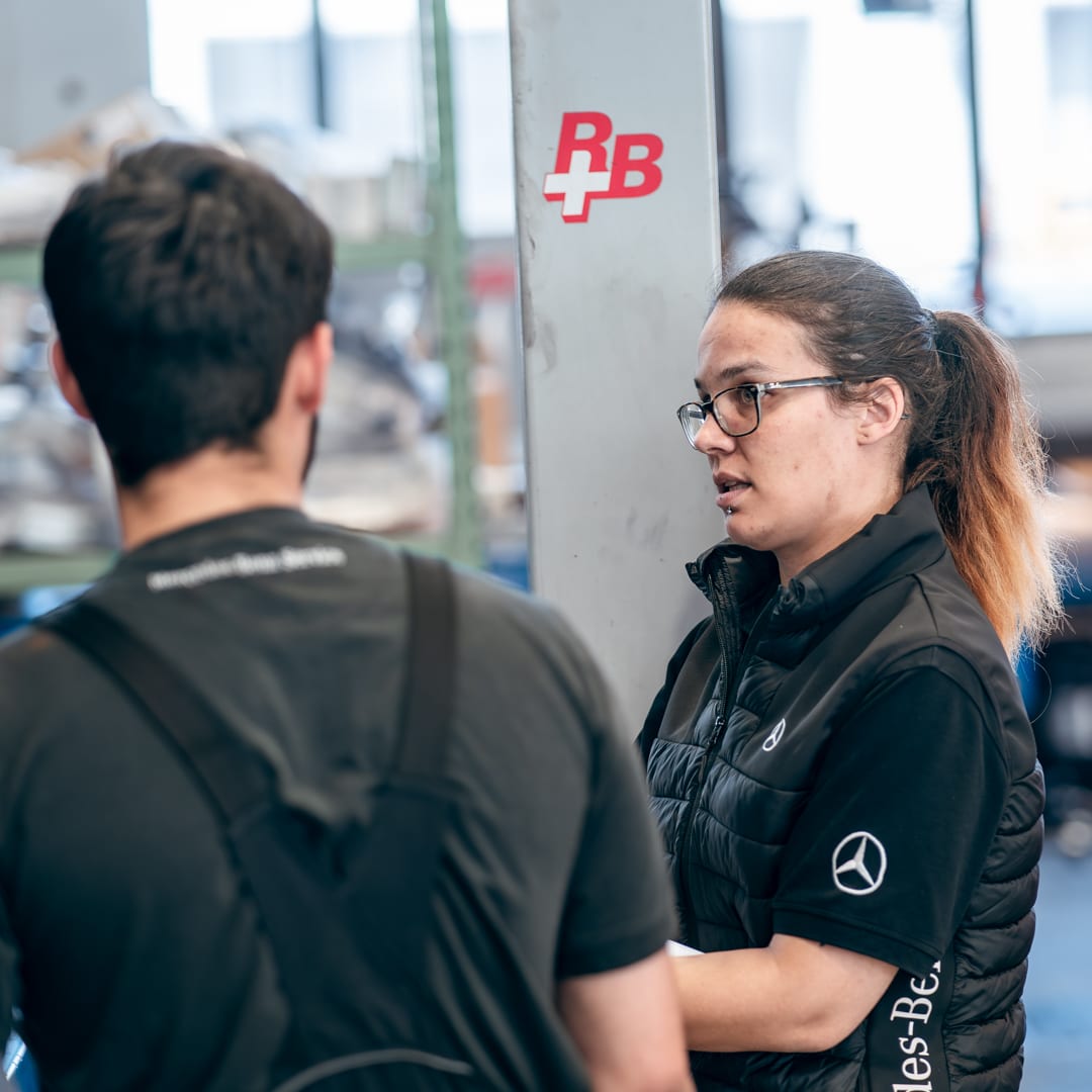 Échange entre collaborateurs SAGA CHUR dans un atelier Mercedes-Benz
