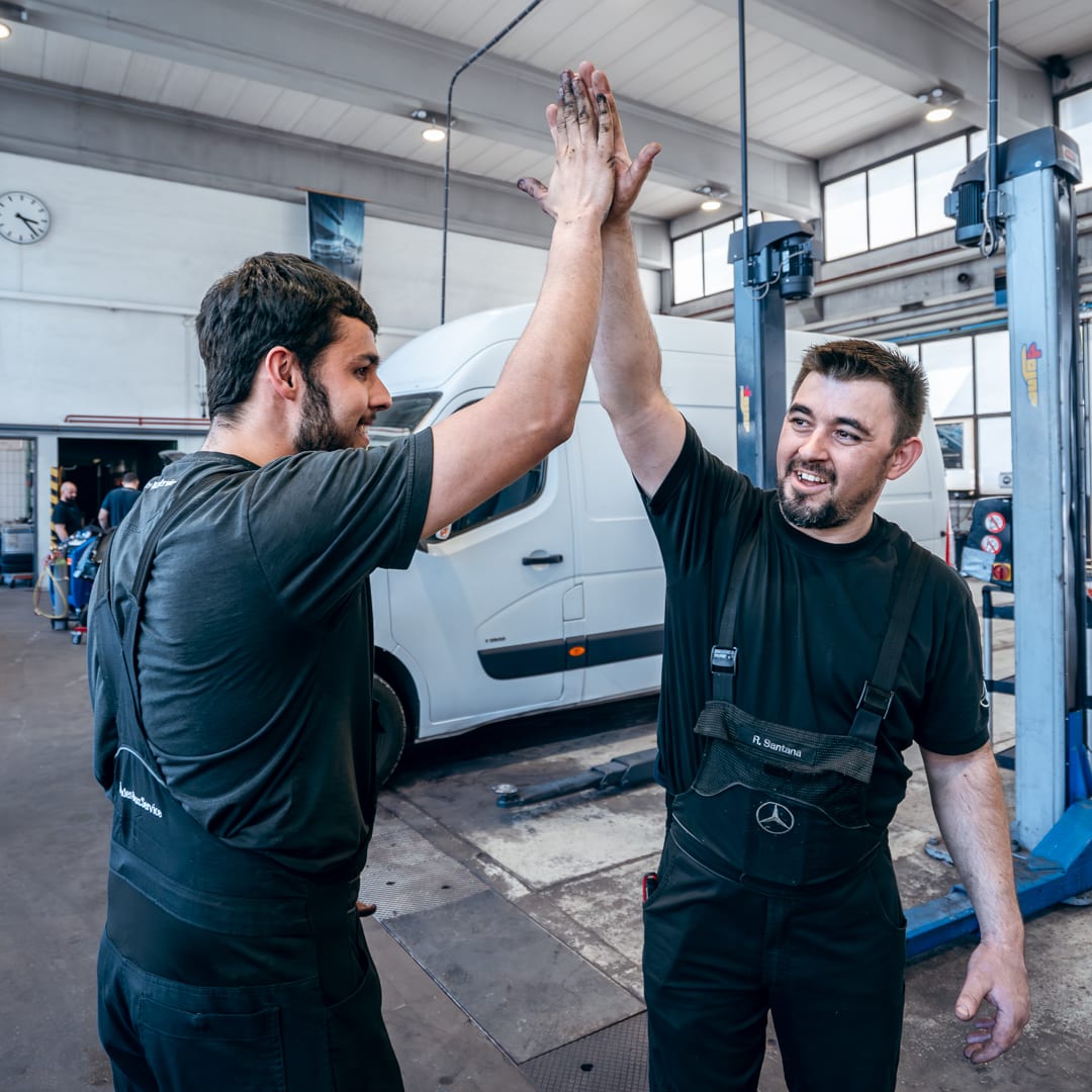 Techniciens SAGA CHUR en atelier Mercedes-Benz