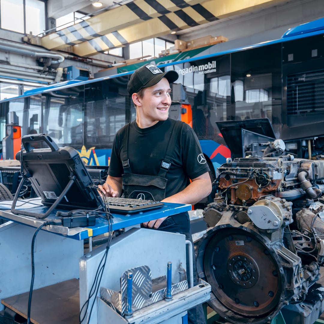 Diagnostic moteur Mercedes-Benz par un technicien SAGA CHUR en atelier utilitaire
