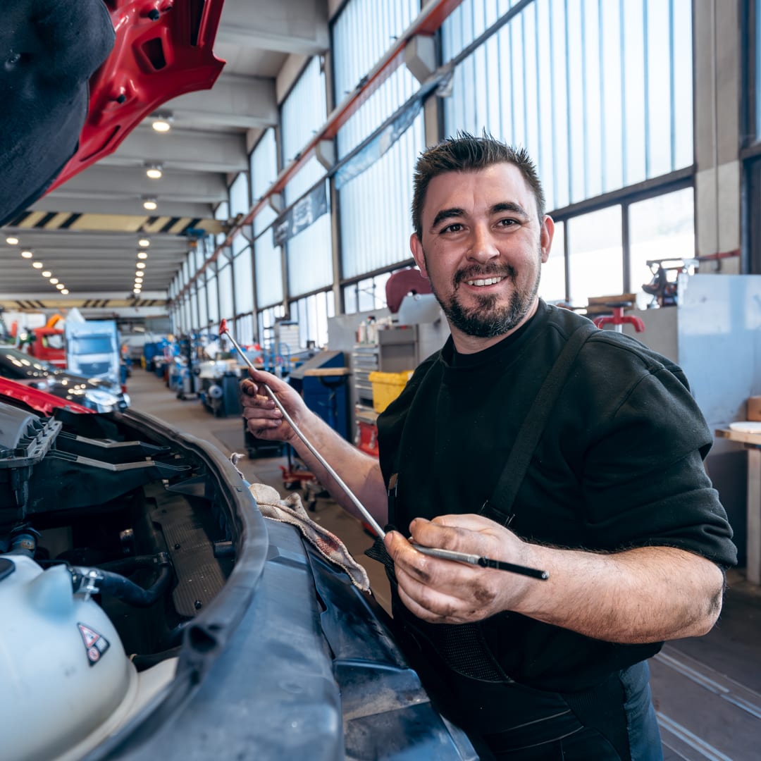 Technicien SAGA CHUR contrôlant un véhicule Mercedes-Benz en atelier