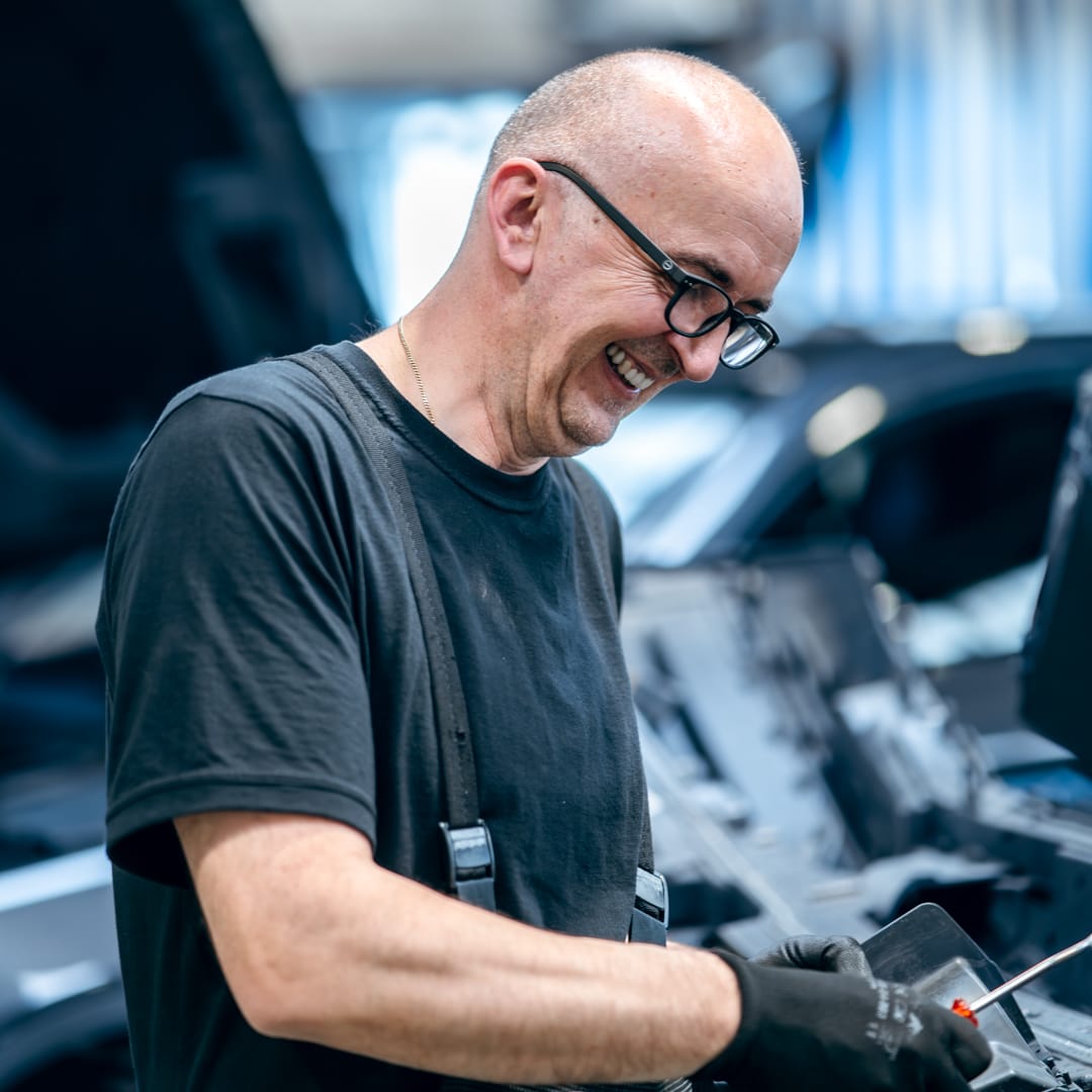 Technicien SAGA CHUR en intervention mécanique Mercedes-Benz