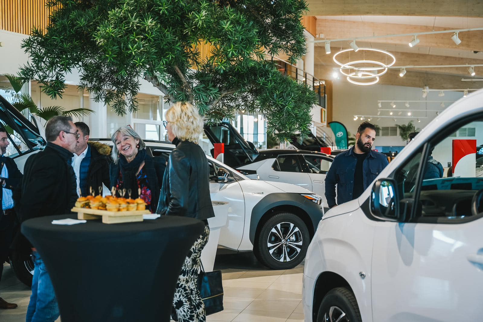 Showroom Toyota Toys Motors avec véhicules exposés et visiteurs