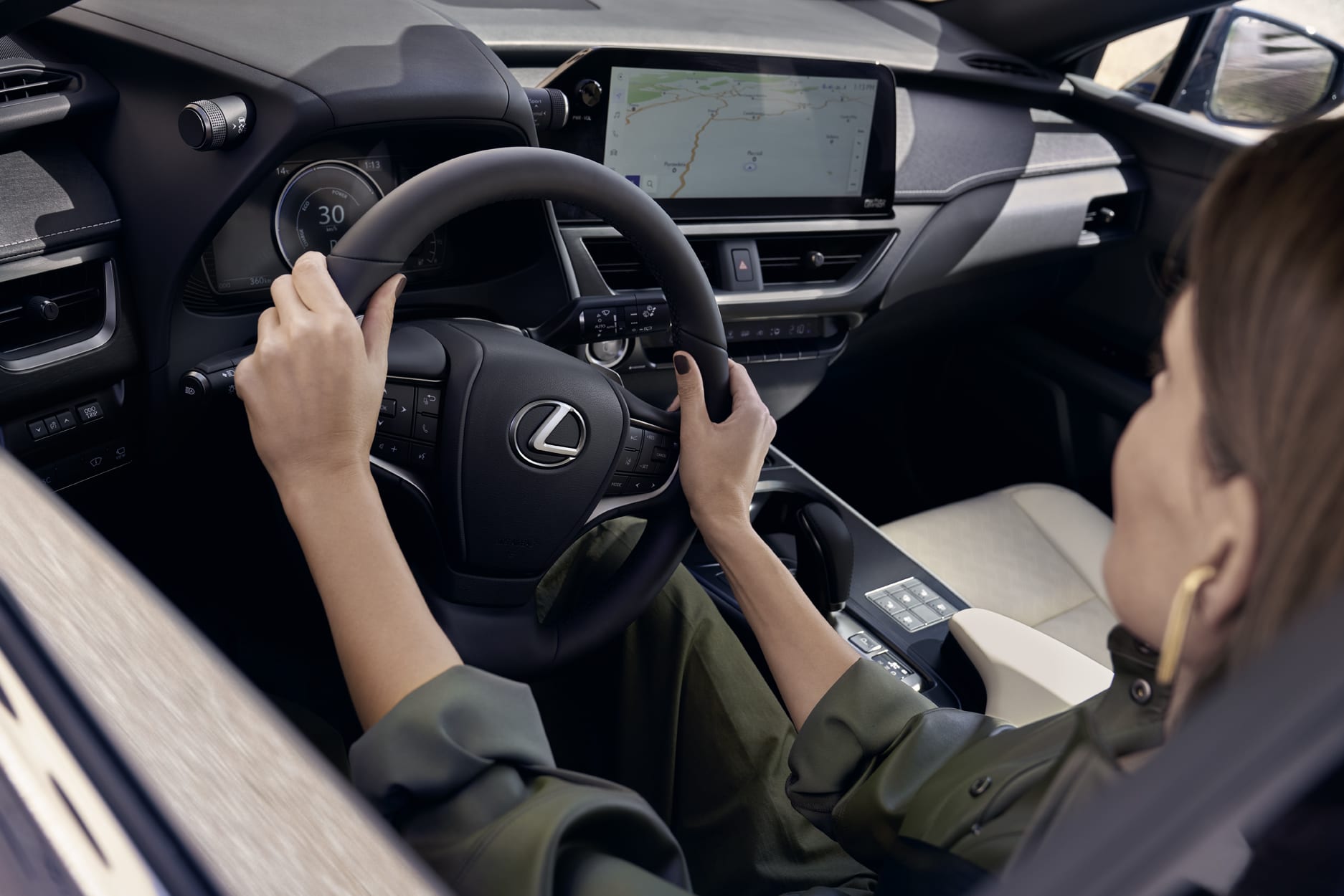 Conductrice au volant d’un véhicule Lexus Toys Plus