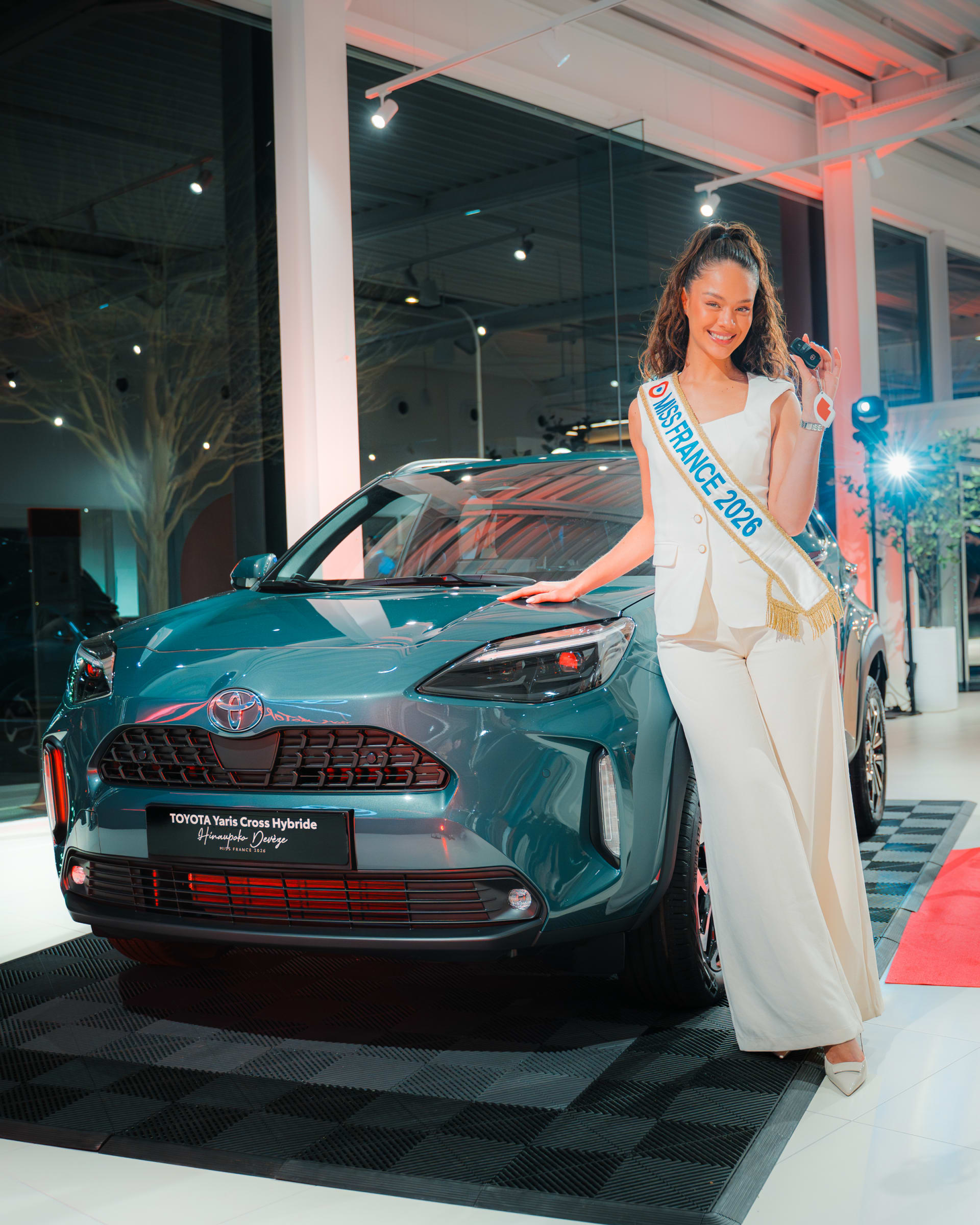 Miss France 2026 avec une Toyota Yaris Cross Hybride chez Toys Motors