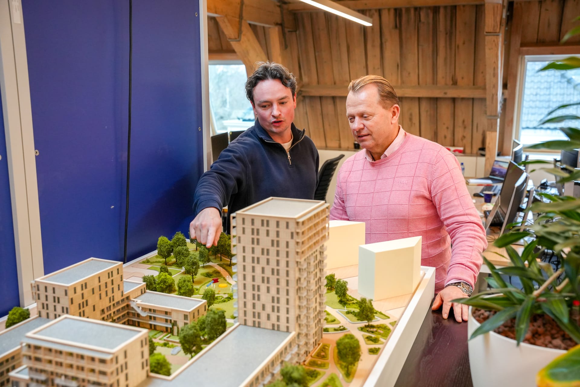 2 projectontwikkelaars bij een maquette