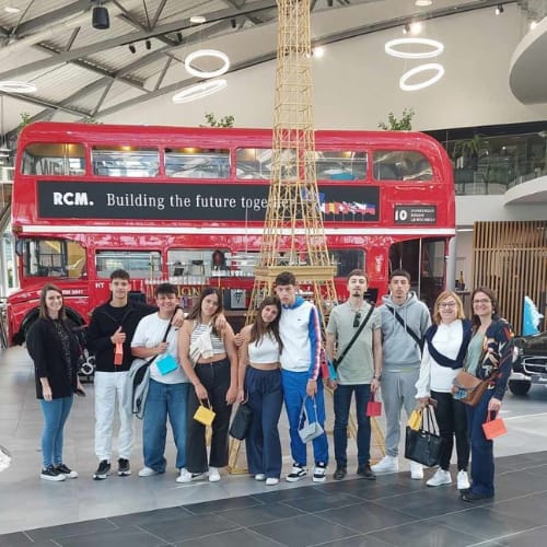 Étudiants en visite au showroom RCM dans le cadre de future alternance