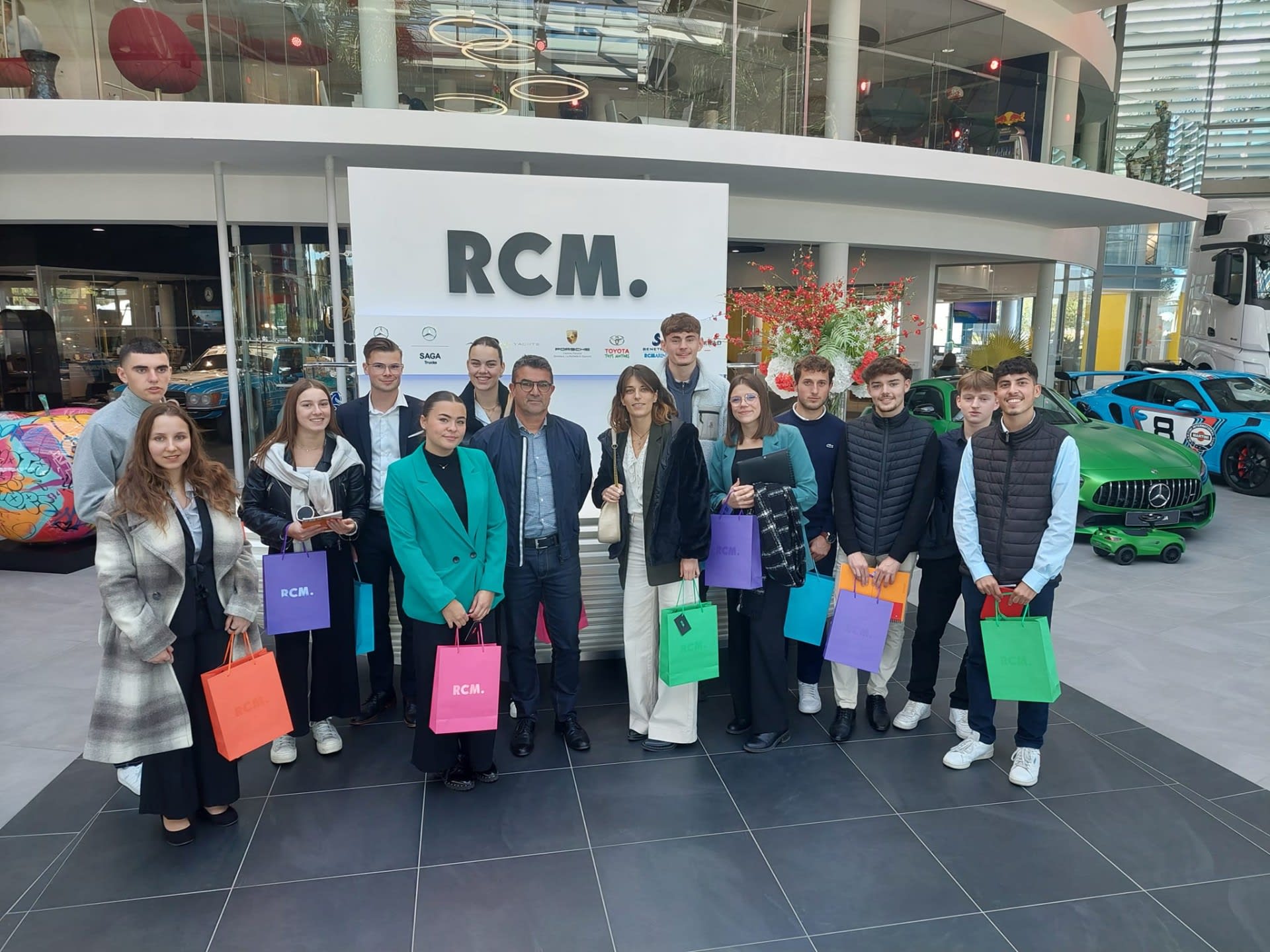 Étudiants en immersion dans une concession SAGA Mercedes-Benz du groupe RCM