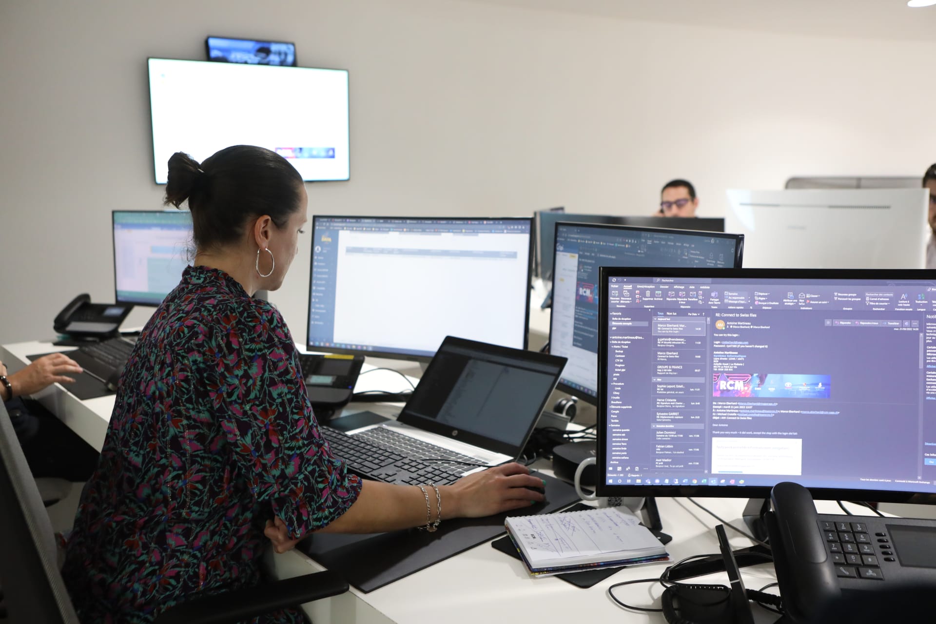 Métiers informatiques du groupe RCM avec collaboratrice en poste de travail digital