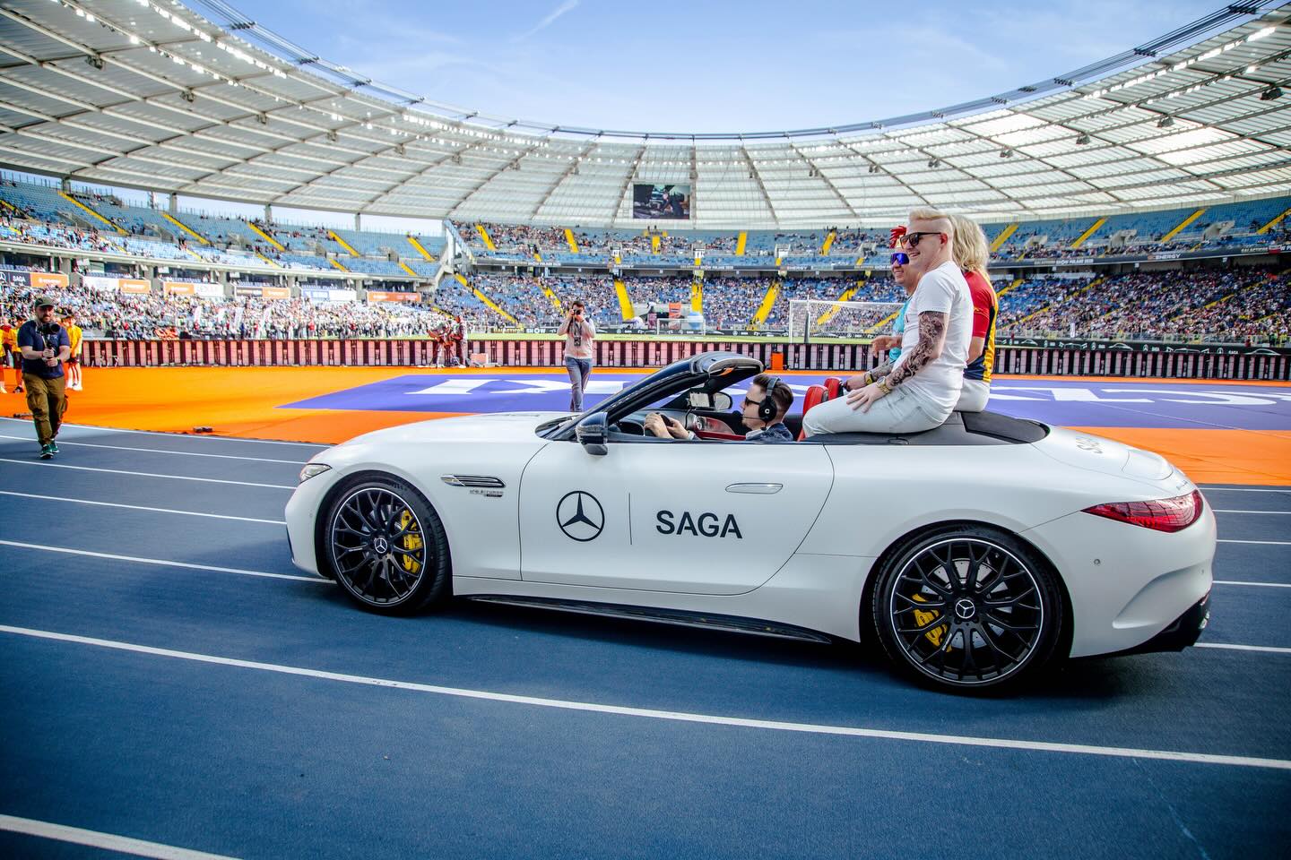 Véhicule SAGA Mercedes-Benz sur un stade lors d’un événement sportif