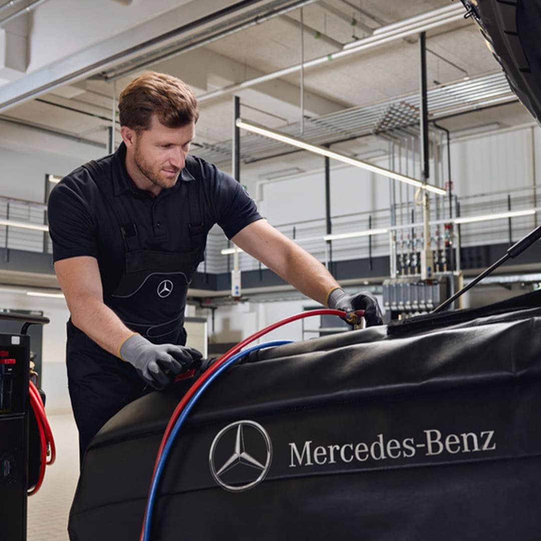 Technicien Mercedes-Benz intervenant sur un véhicule en atelier SAGA Pologne