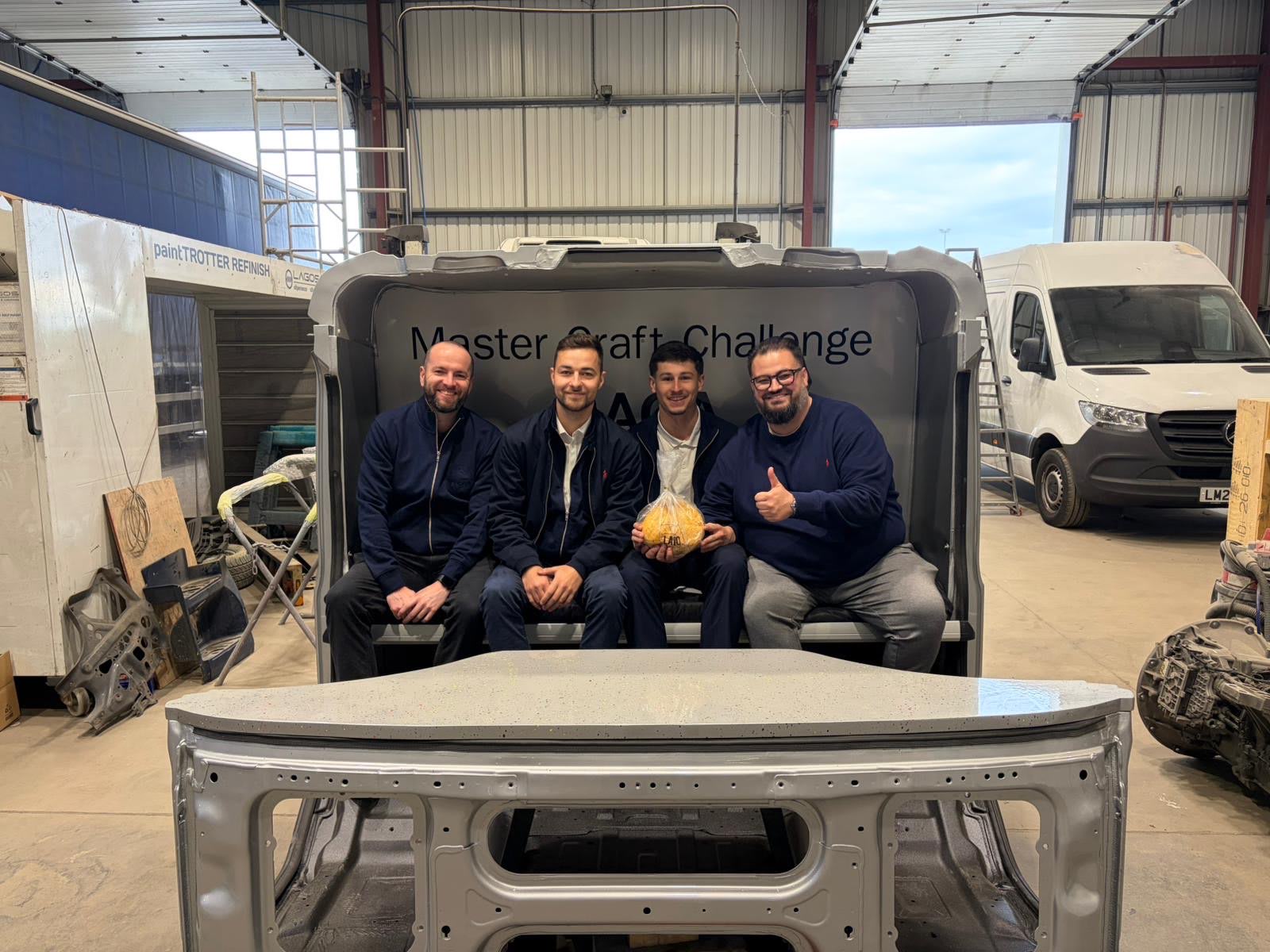 Collaborateurs SAGA Truck & Van en atelier utilitaire Mercedes-Benz