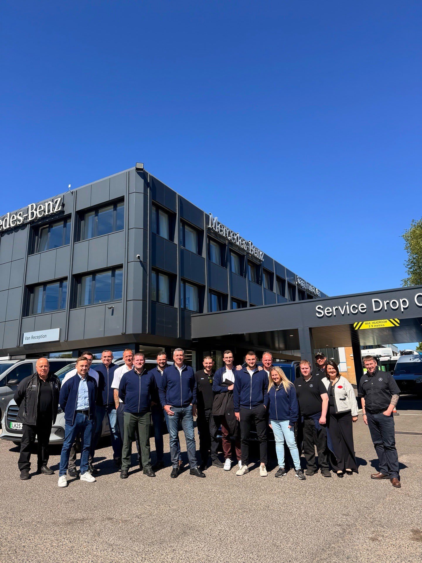 Équipe SAGA Truck & Van devant une concession Mercedes-Benz au Royaume-Uni