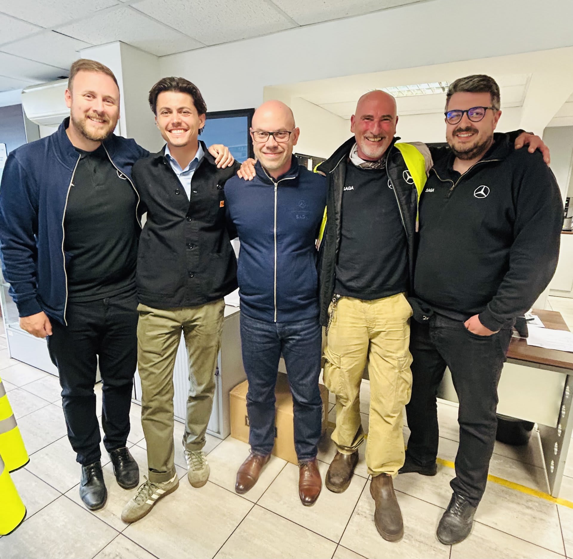 Collaborateurs SAGA Truck & Van dans un environnement Mercedes-Benz Trucks & Vans