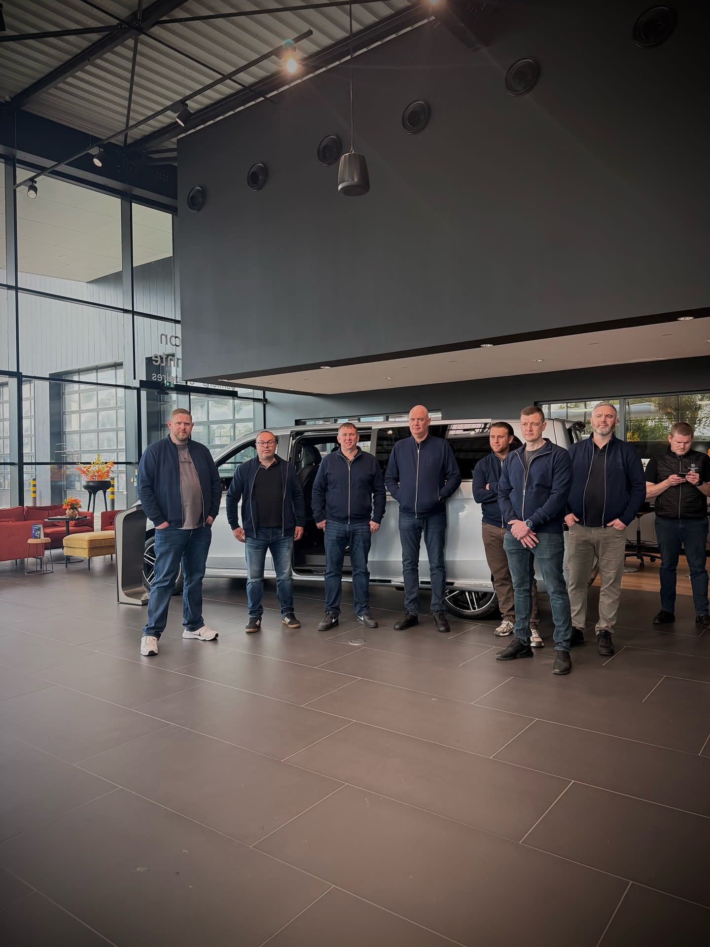 Équipe SAGA Truck & Van en showroom Mercedes-Benz Vans au Royaume-Uni