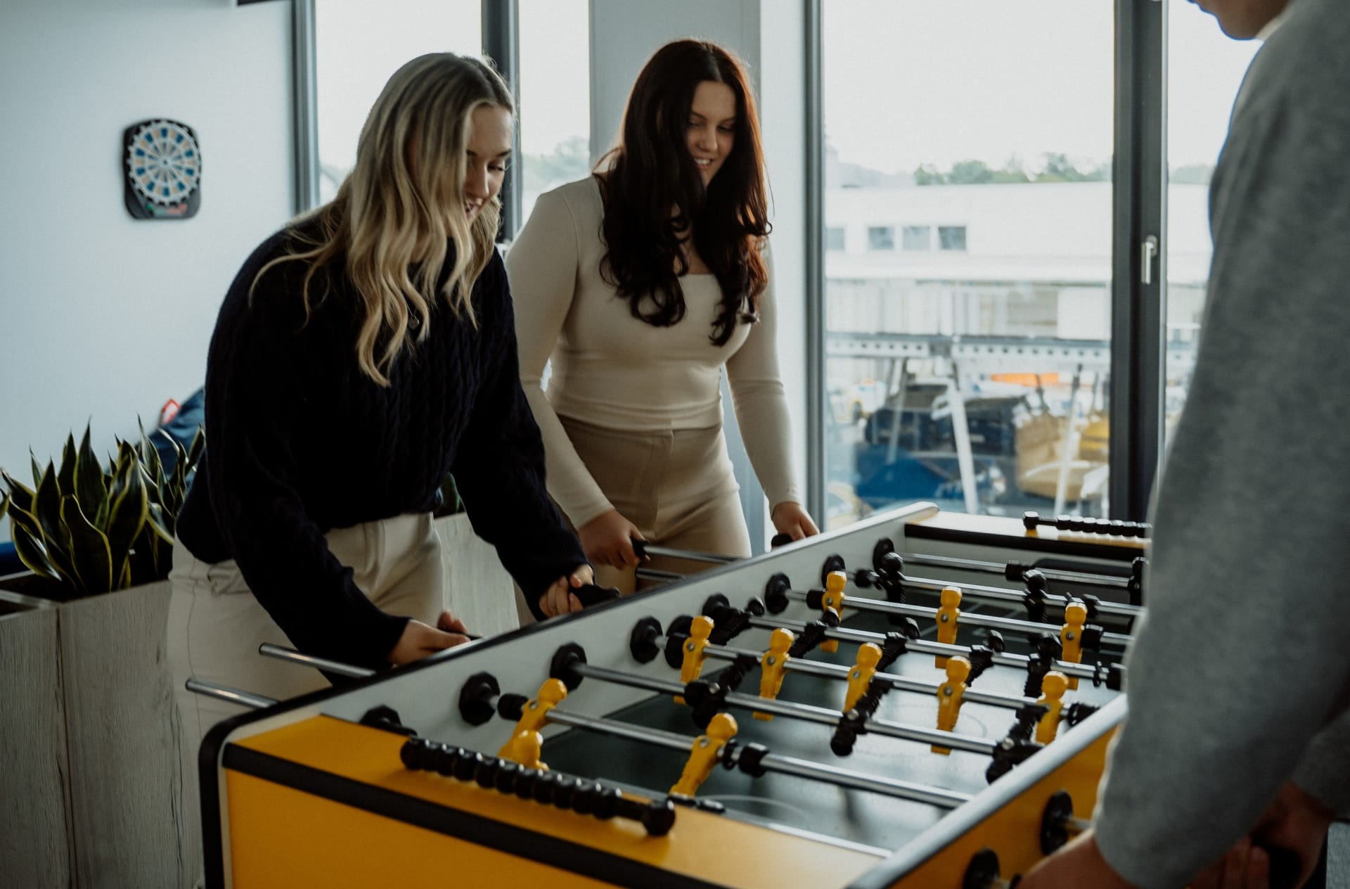 Zwei Frauen spielen Tischkicker