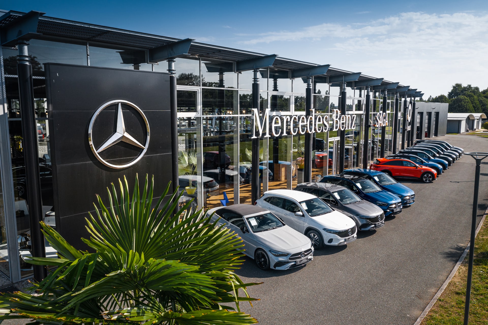 Concession SAGA Mercedes-Benz du groupe RCM avec véhicules exposés