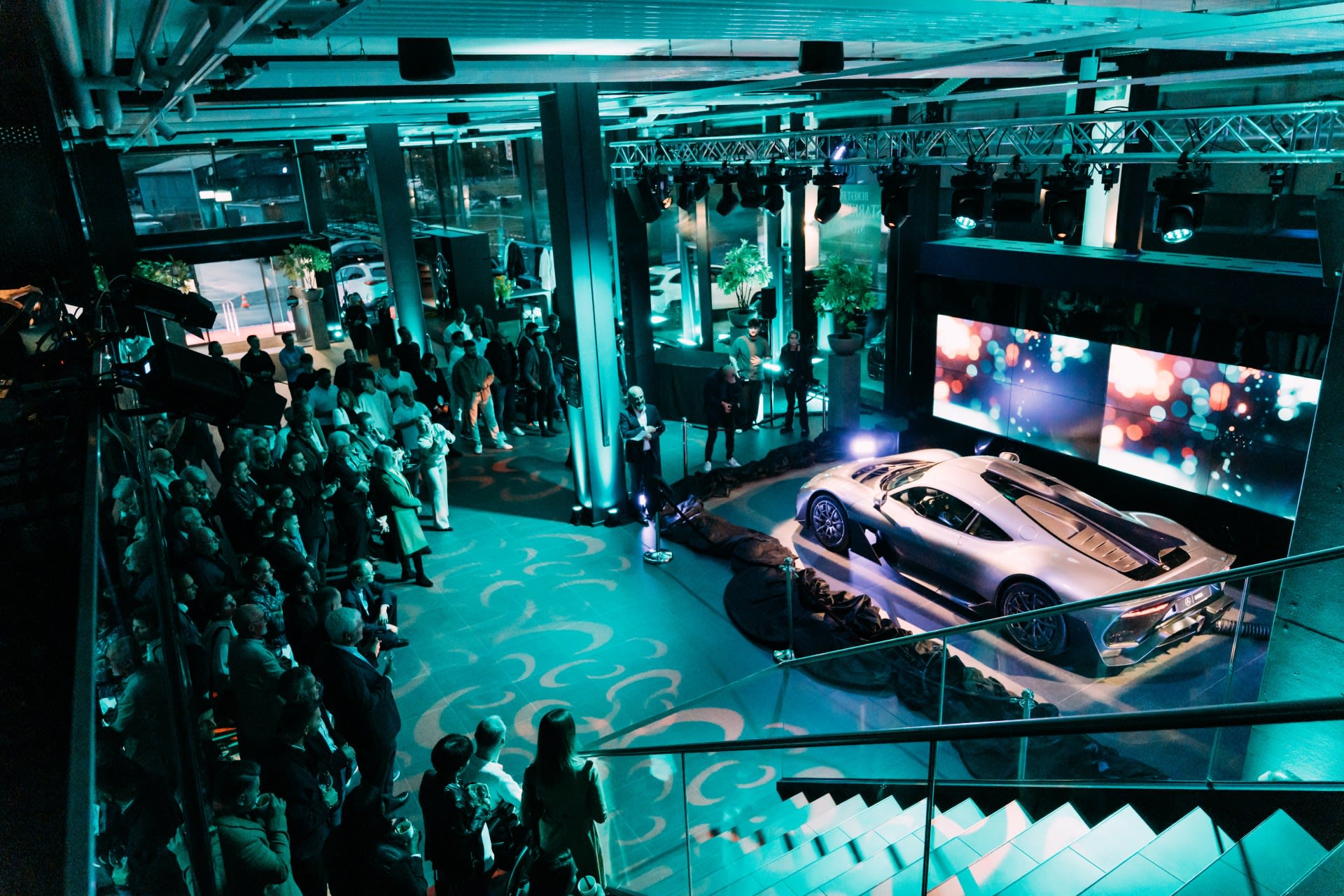 Événement SAGA Mercedes-Benz en showroom avec présentation d’un véhicule Mercedes-AMG