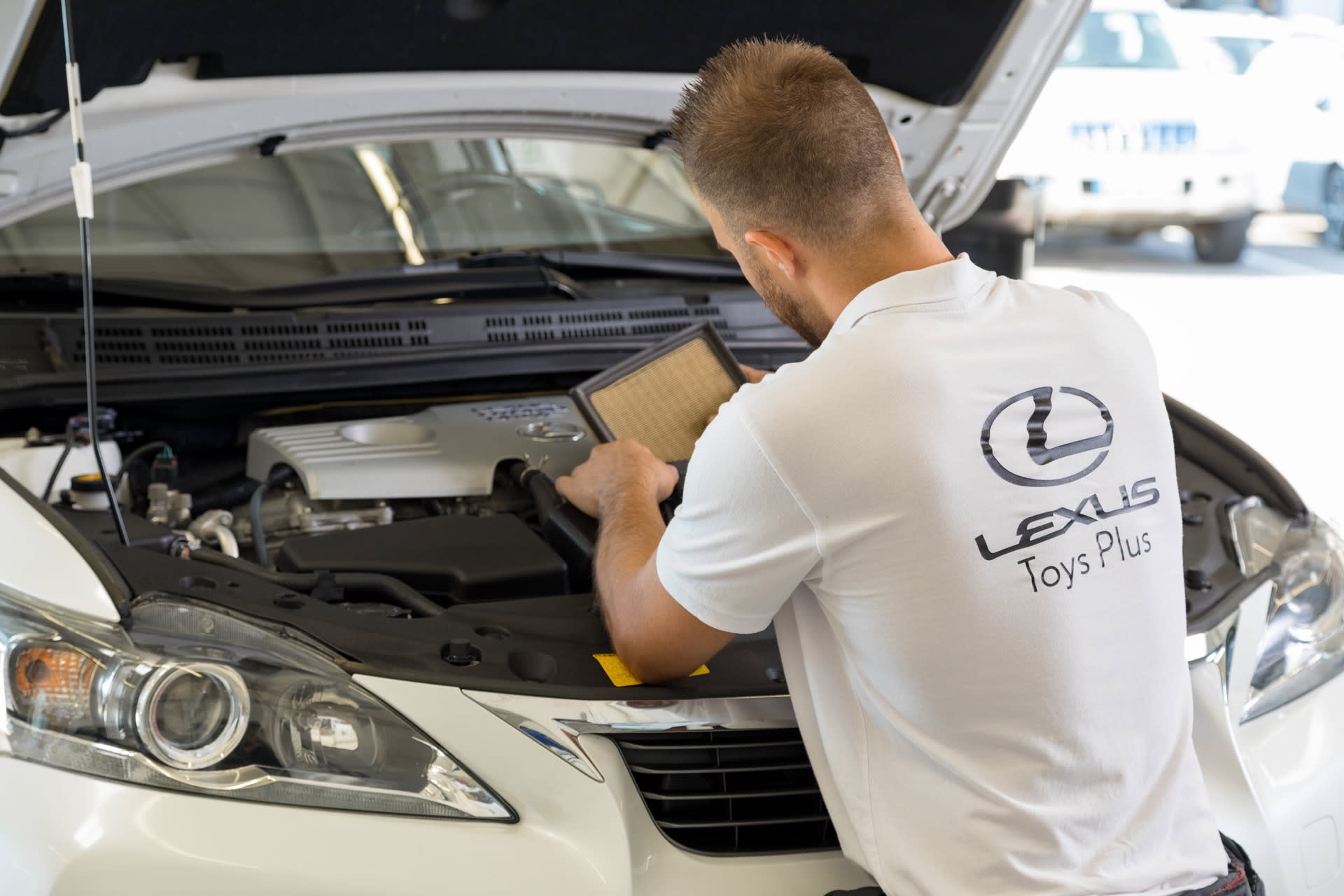 Technicien Lexus Toys Plus contrôlant un véhicule en atelier