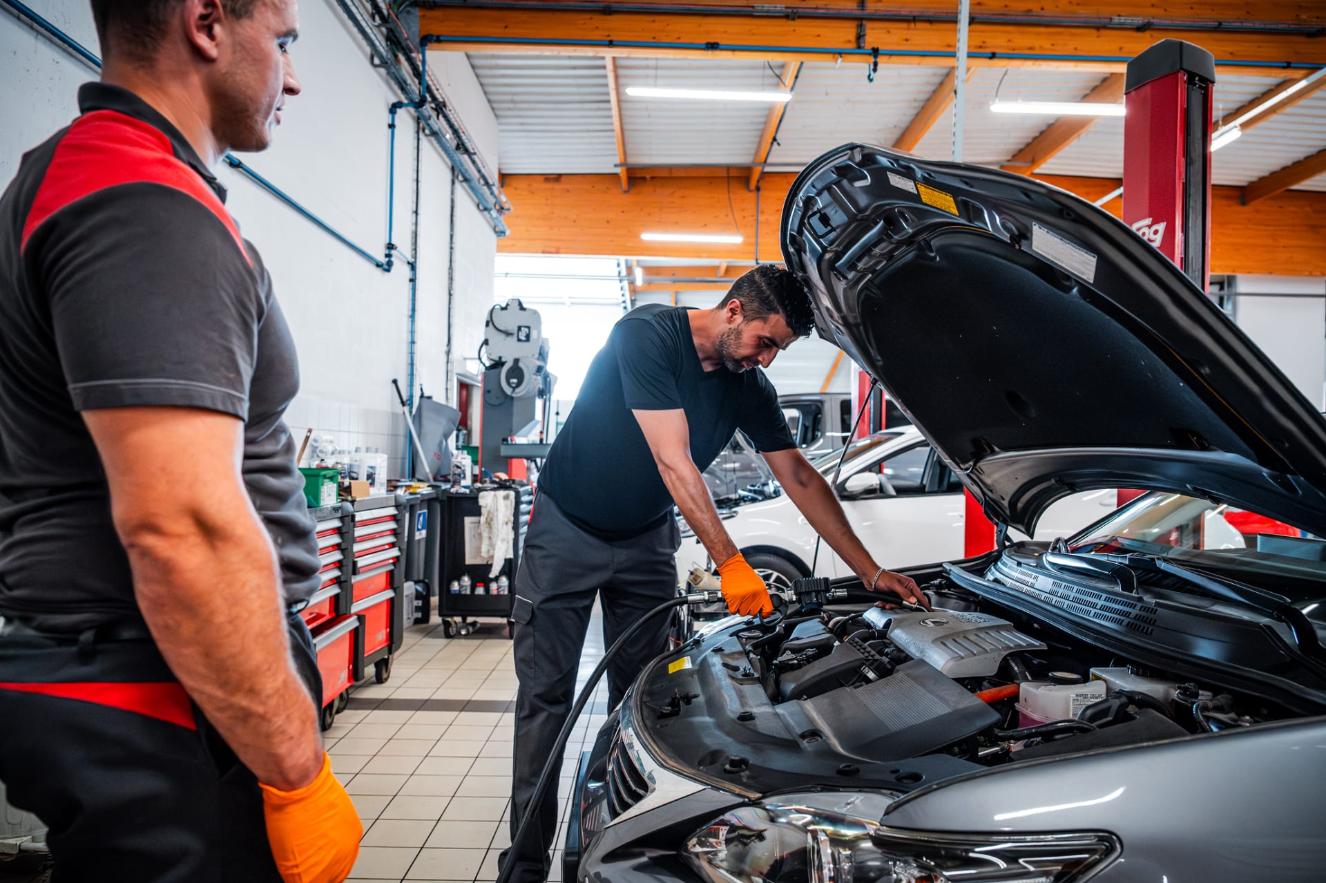 Techniciens Lexus Toys Plus intervenant sur un véhicule en atelier