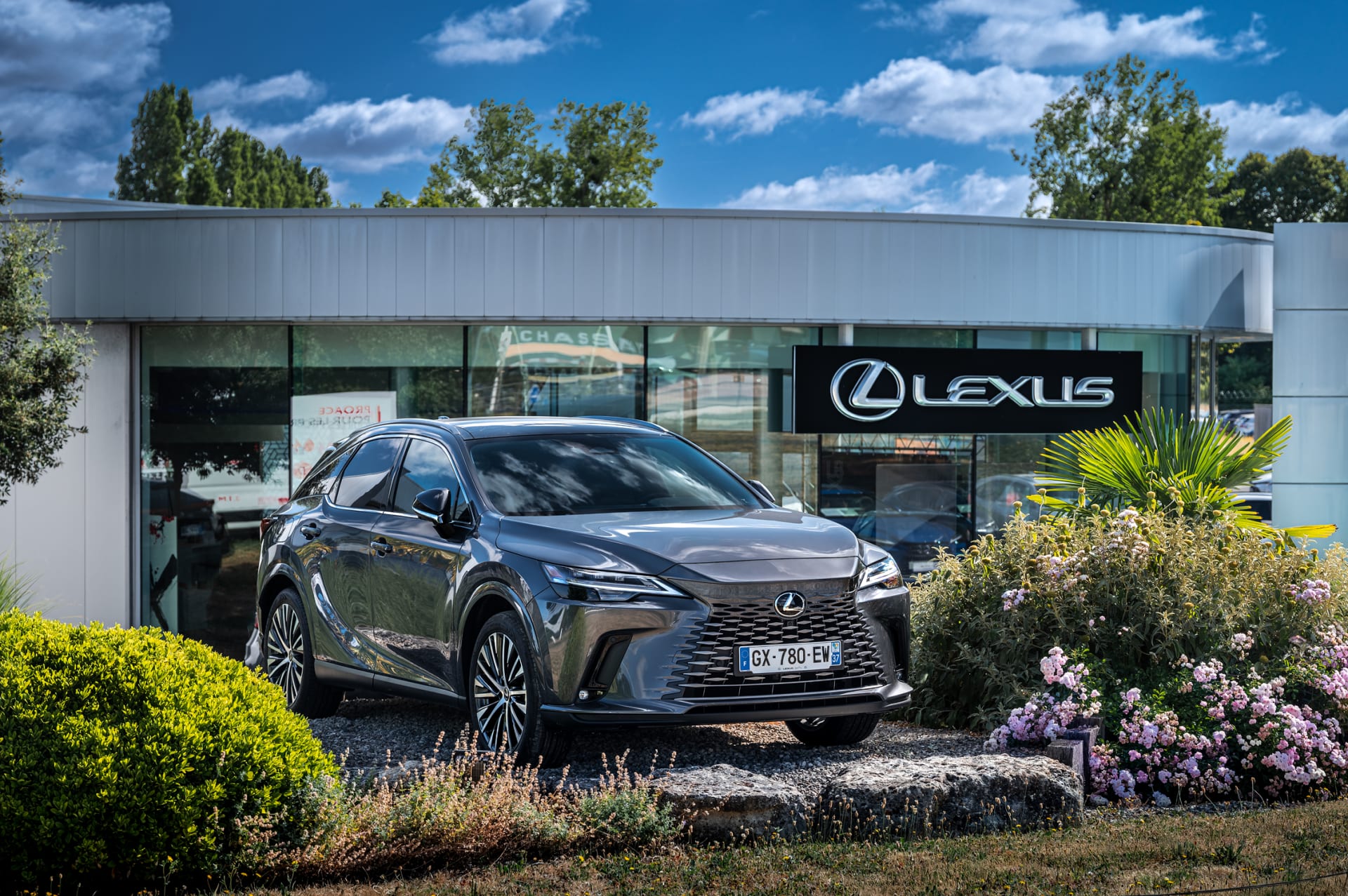 Véhicule Lexus devant la concession Lexus Toys Plus
