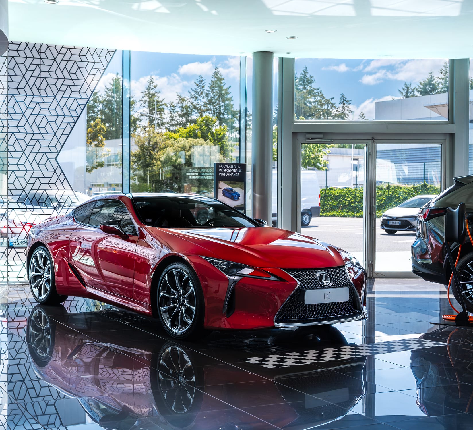 Véhicule Lexus rouge exposé dans la concession Lexus Toys Plus