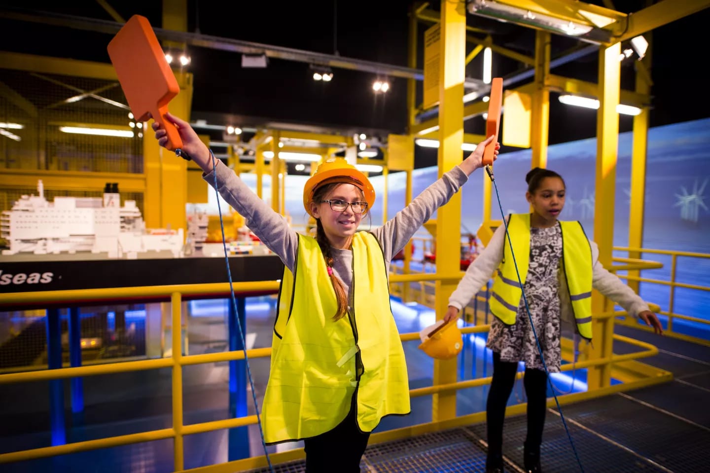 Bezoekers met bouwhelm en veiligheidshesje in de Offshore Experience