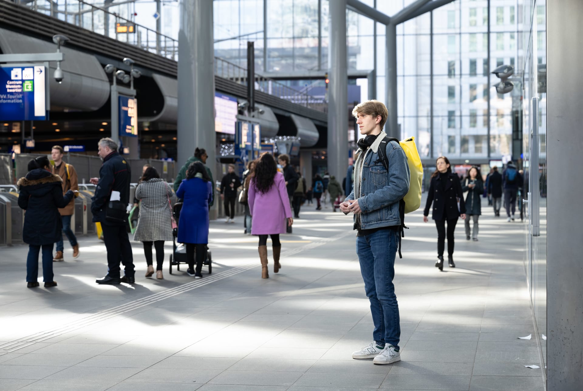 jongen op station