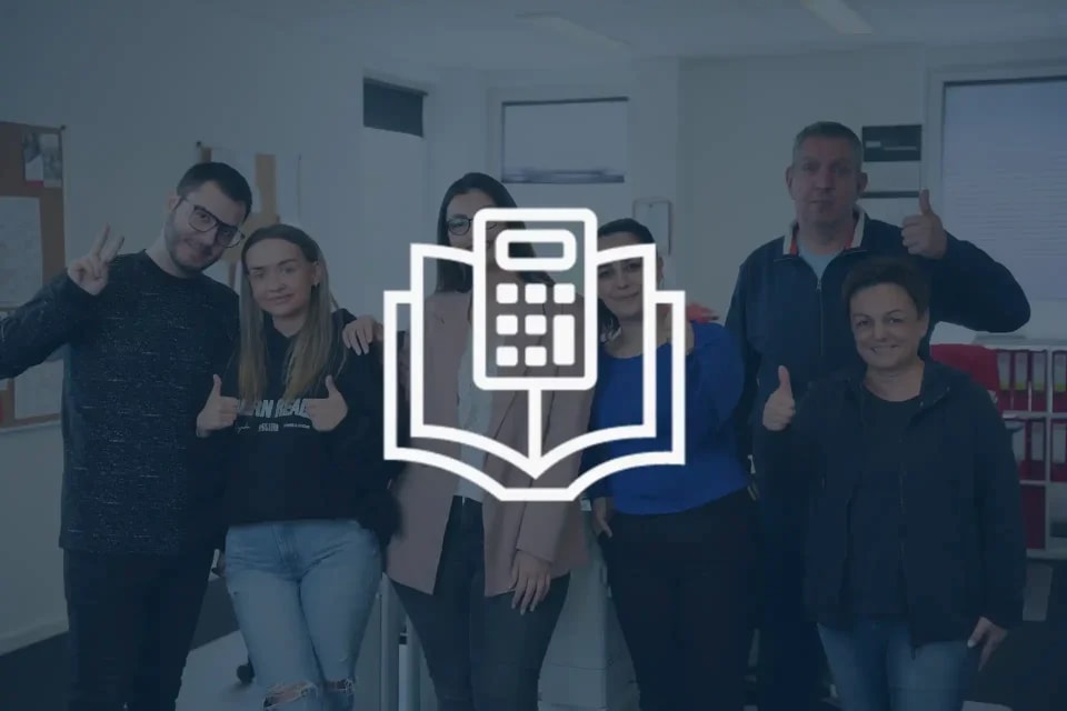 Mehrere Mitarbeiter und Mitarbeiterinnen der Buchhaltung auf einem Teamfoto halten lachend die Daumen hoch