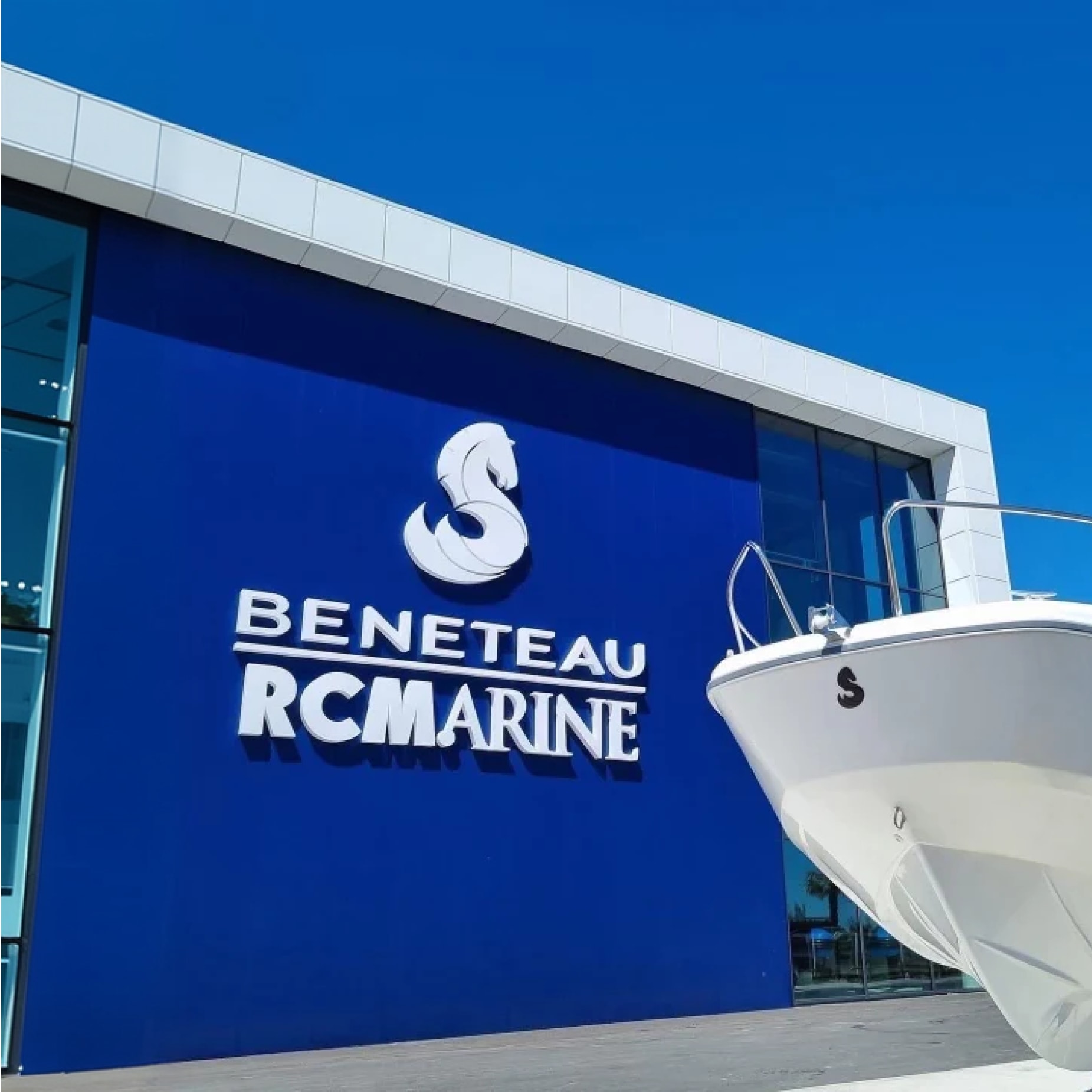 Façade Beneteau RCMarine avec bateau exposé